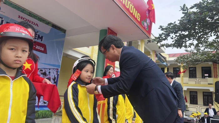 Trao tặng mũ bảo hiểm cho học sinh lớp 1
