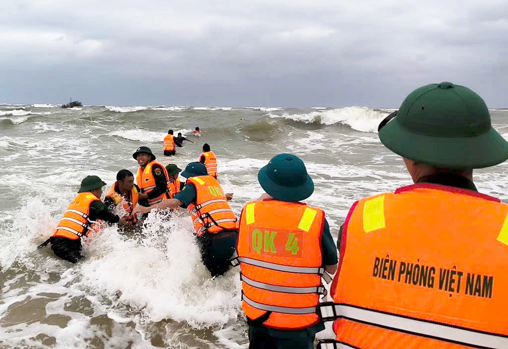 Lực lượng Bộ đội Biên phòng cứu hộ thành công các thuyền viên trên tàu cá QB-91138 TS ngày 12/11/2025 - Ảnh: T.L
