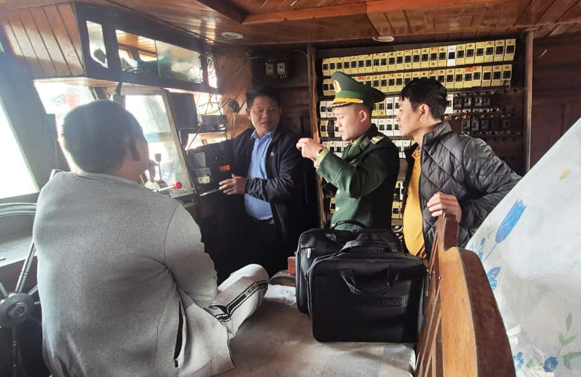 Các lực lượng phối hợp kiểm tra thiết bị giám sát hành trình tại tàu cá vi phạm.