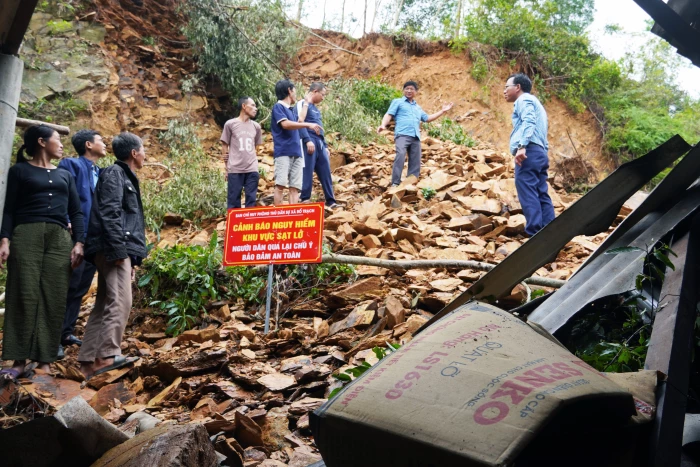 Sống thấp thỏm dưới chân núi