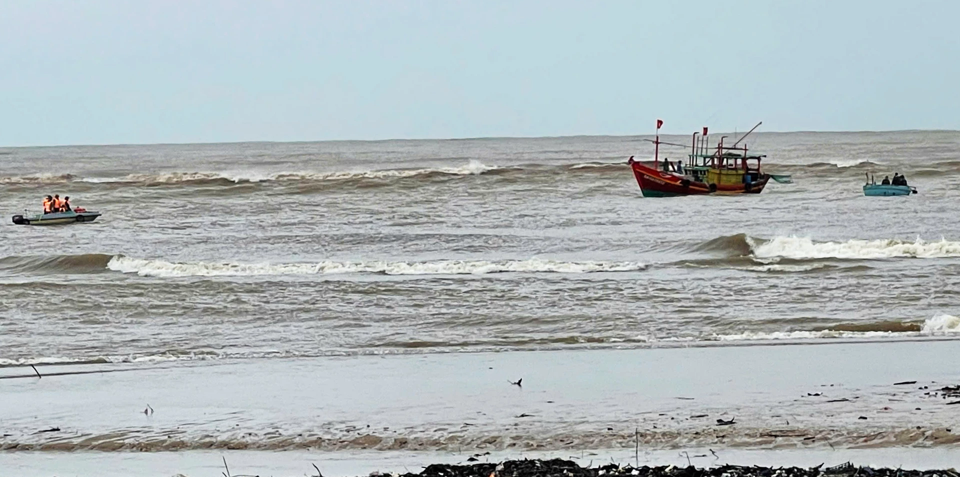 Cán bộ, chiến sĩ Đồn Biên phòng Roòn phối hợp tìm kiếm ngư dân mất tích Ảnh: H.N