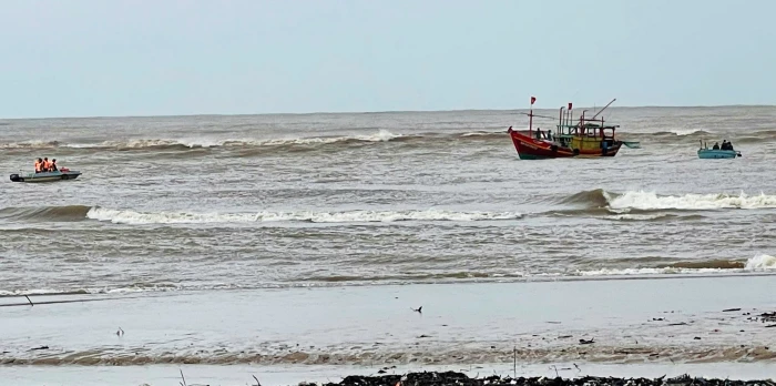 Tìm kiếm một ngư dân bị mất tích ở cửa sông Roòn