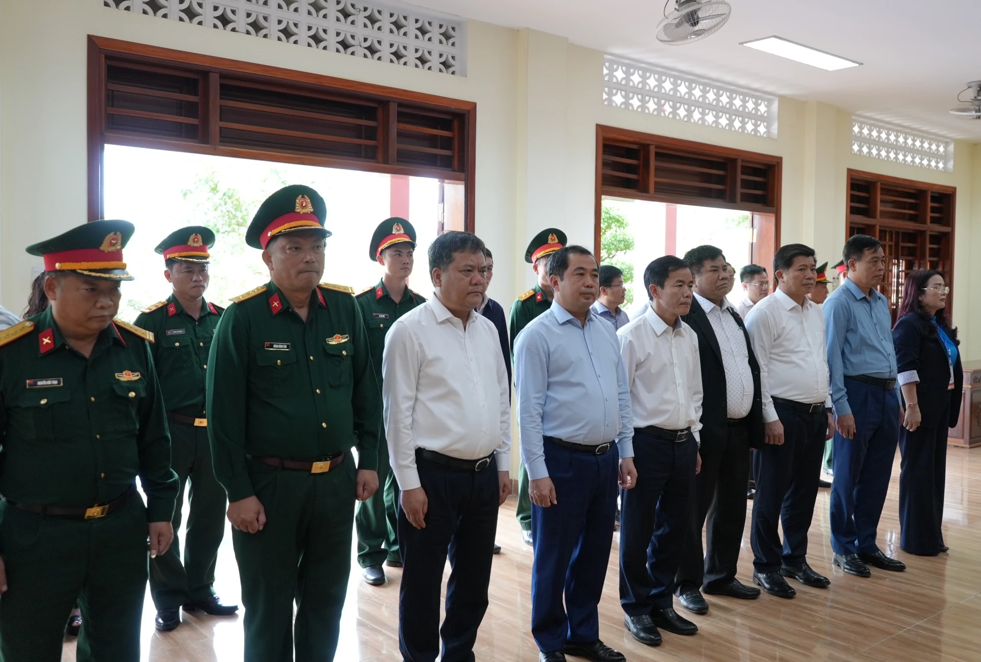 Các đại biểu dâng hương tại Nhà tưởng niệm Liệt sĩ Đoàn kinh tế quốc phòng 337 - Ảnh: Trung Đức