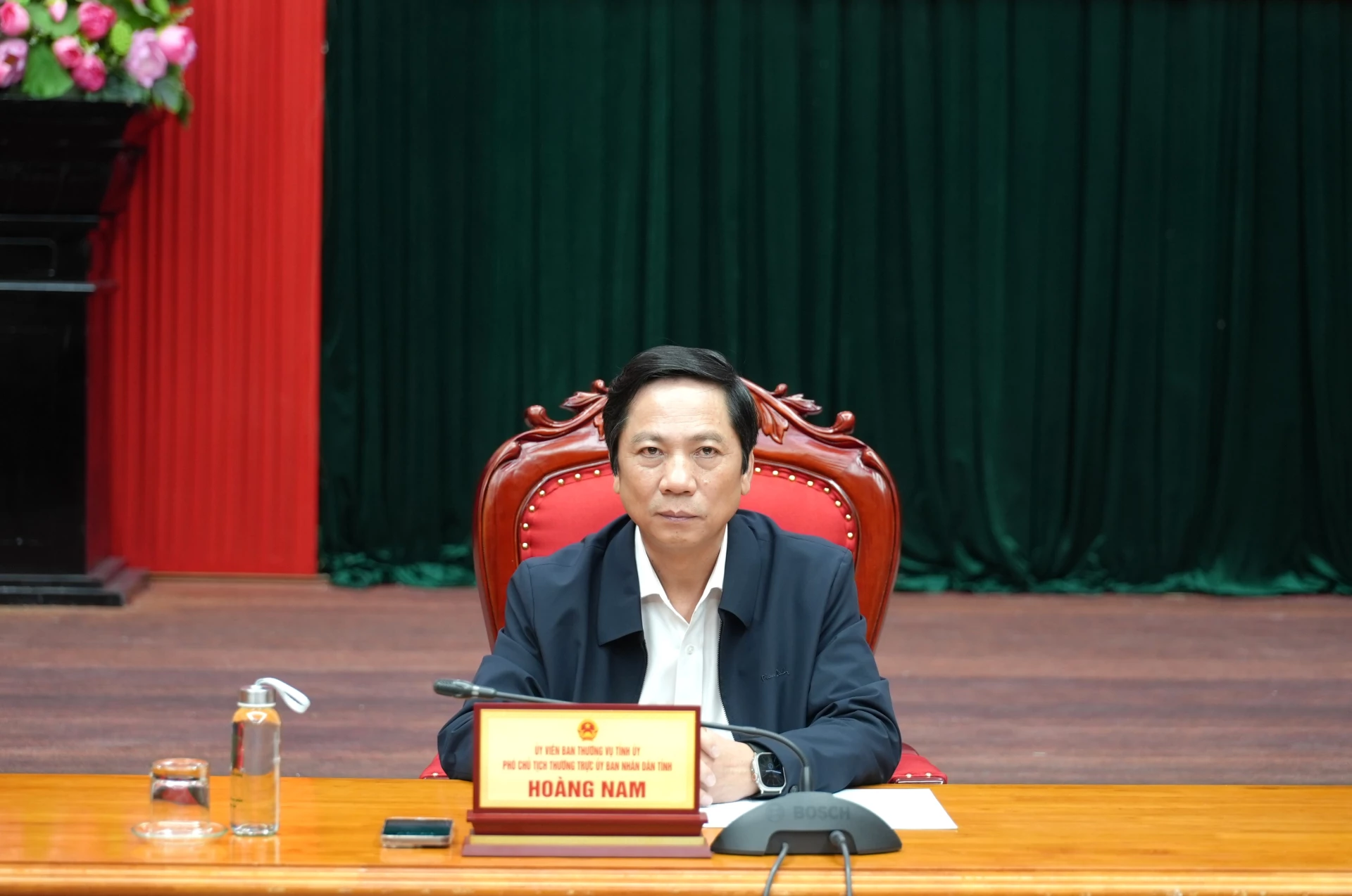 Đồng chí Phó Chủ tịch Thường trực UBND tỉnh Hoàng Nam dự cuộc họp tại điểm cầu Quảng Trị - Ảnh: Trung Đức