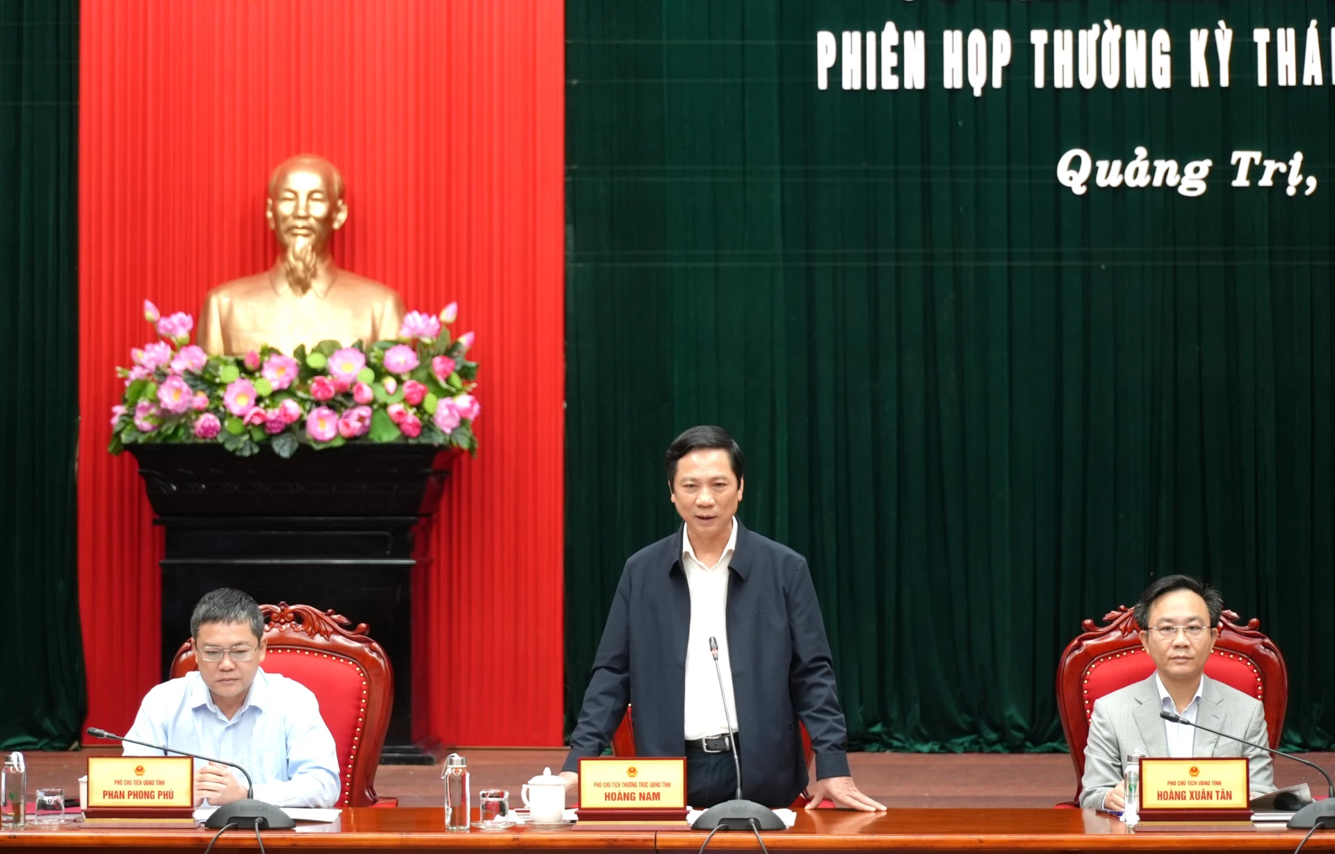 Các đồng chí Phó Chủ tịch UBND tỉnh: Hoàng Nam, Phan Phong Phú, Hoàng Xuân Tân chủ trì phiên họp - Ảnh: Trung Đức