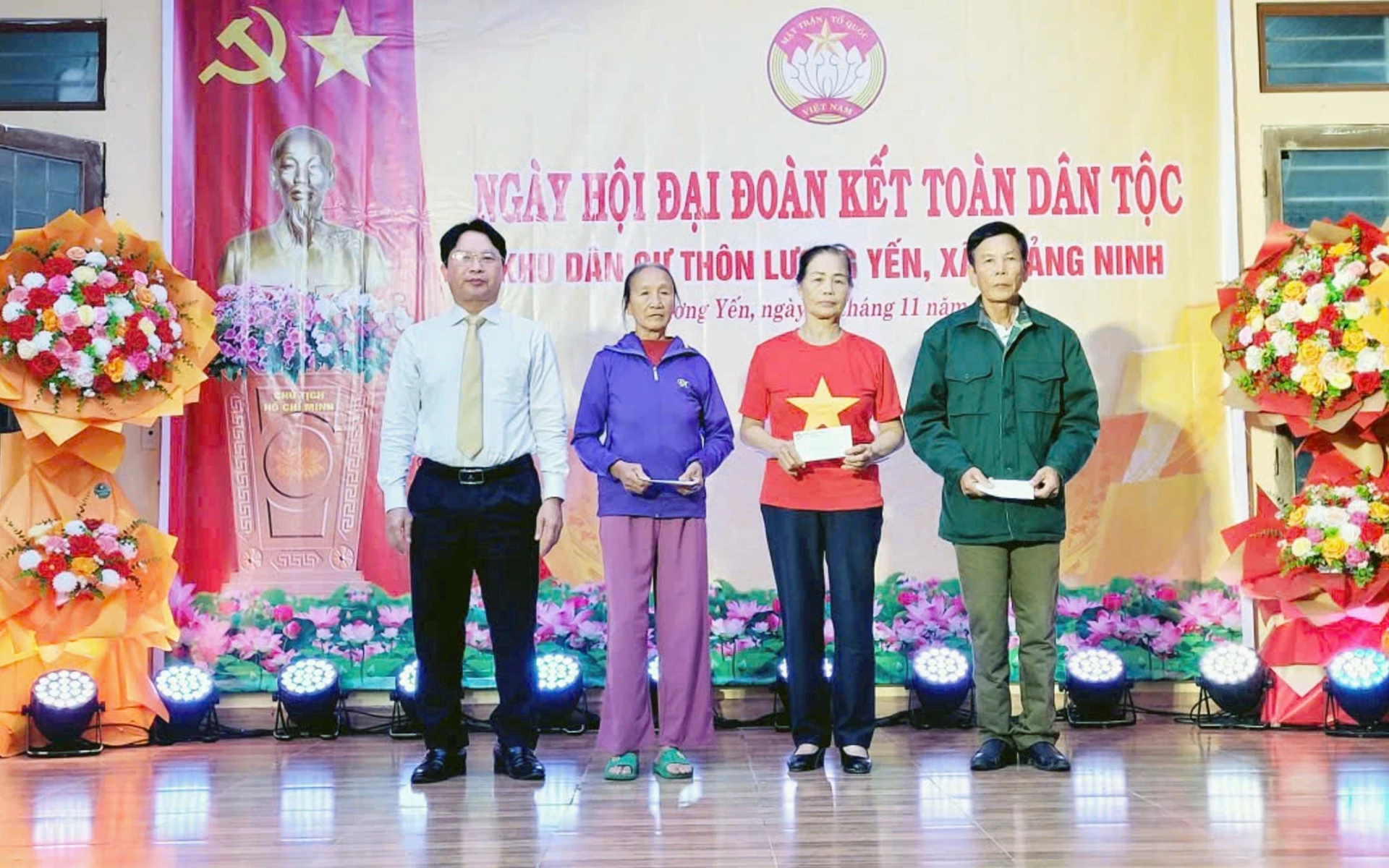 Lãnh đạo xã Quảng Ninh trao tặng quà cho các hộ nghèo trên địa bàn - Ảnh: L.C