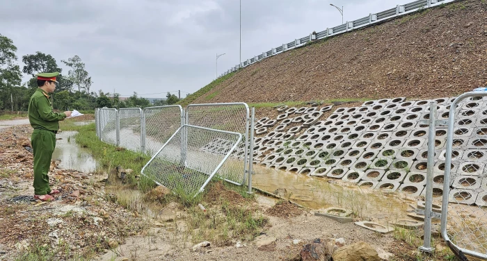 Rào chắn các điểm hở trên cao tốc Vạn Ninh - Cam Lộ sau vụ đàn bò đi vào cao tốc