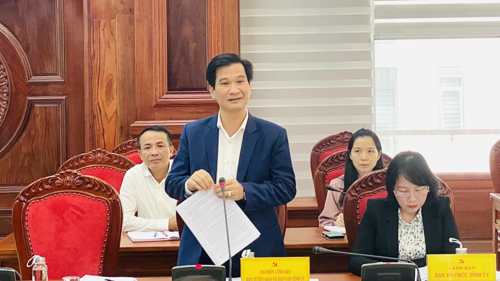 Đại diện lãnh đạo Ban Tuyên giáo và Dân vận Tỉnh ủy góp ý nội dung đại hội - Ảnh: N.L