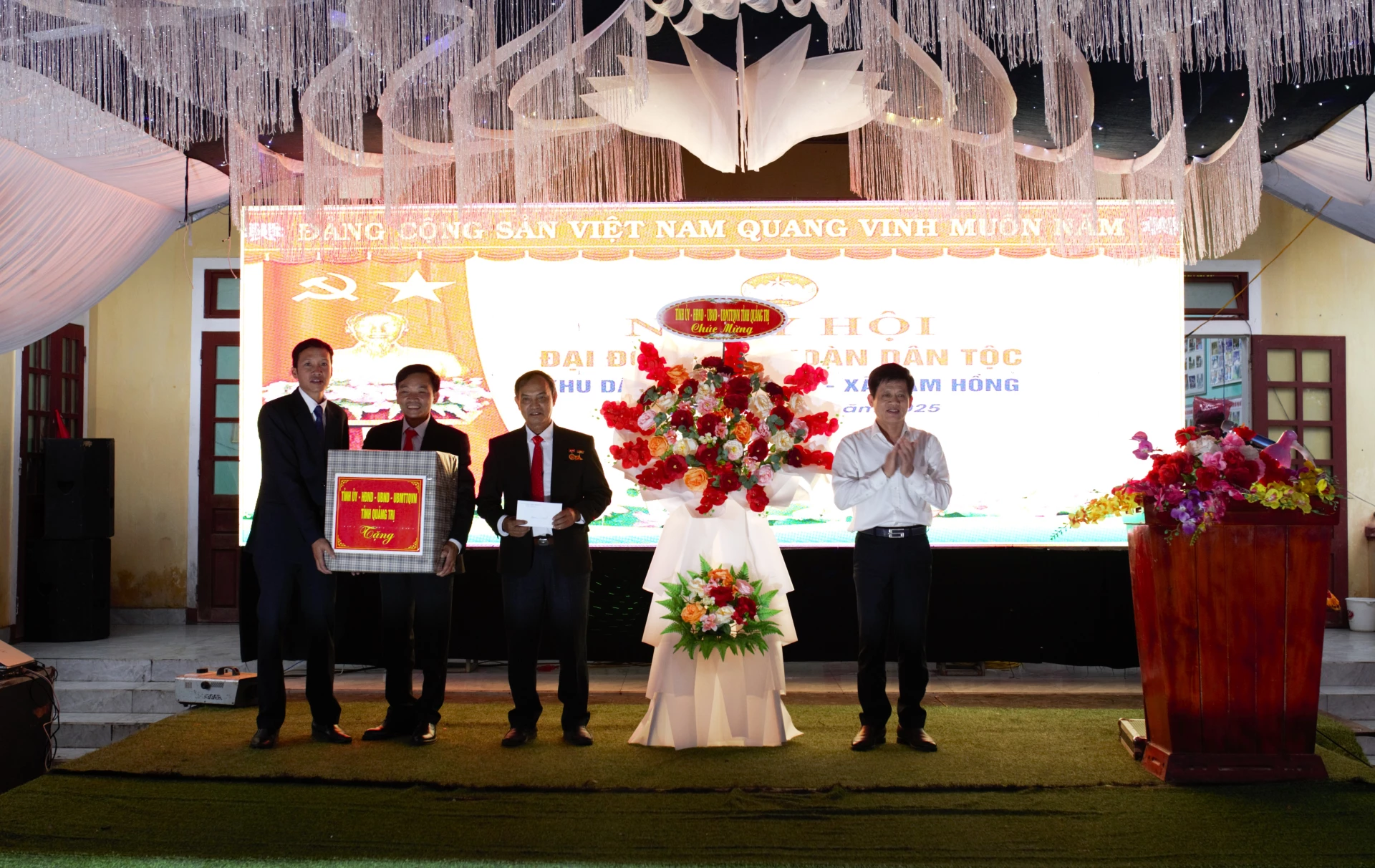 Đồng chí Lê Văn Bảo, Chánh Văn phòng Tỉnh uỷ trao quà cho khu dân cư Hòa Tân - Ảnh: H.N