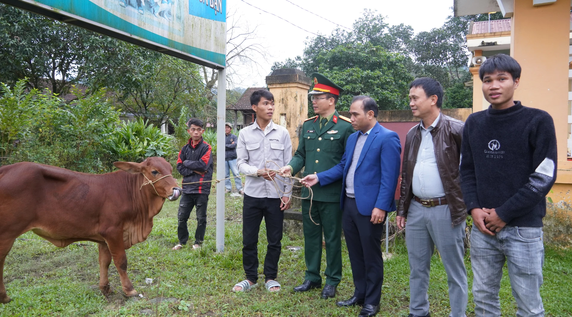 Đại diện Đoàn Kinh tế-Quốc phòng 79 và chính quyền xã Kim Ngân bàn giao bò giống sinh sản cho hộ nghèo - Ảnh: N.H 
