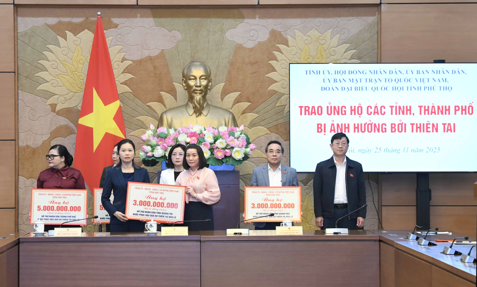 Đại biểu Nguyễn Minh Tâm thay mặt tiếp nhận số tiền 03 tỷ đồng từ đại diện Tỉnh ủy, HĐND, UBND, Ủy ban MTTQ Việt Nam và Đoàn ĐBQH tỉnh Phú Thọ trao tặng