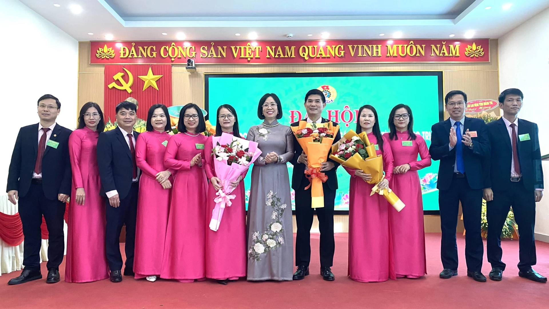 Tặng hoa chúc mừng BCH Công đoàn cơ sở NHCSXH tỉnh Quảng Trị, nhiệm kỳ 2025 -2030 - Ảnh: N.L