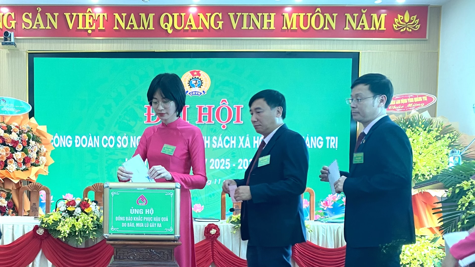 Các đại biểu dự đại hội ủng hộ đồng bào Miền Trung - Tây Nguyên- Ảnh: N.L