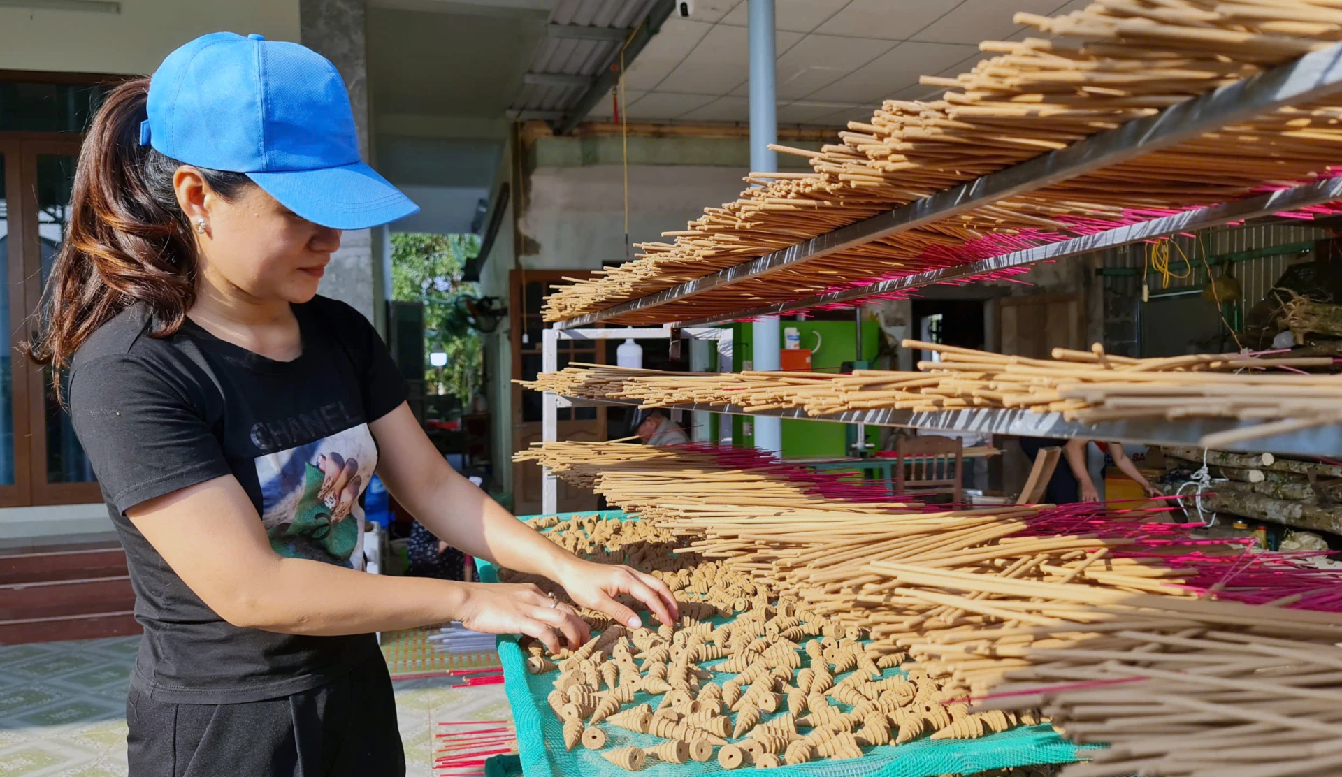 Mỗi năm, Hợp tác xã Sản xuất kinh doanh trầm hương Nam Lá bán ra thị trường từ 3-4 tấn nhang trầm - Ảnh: L.C