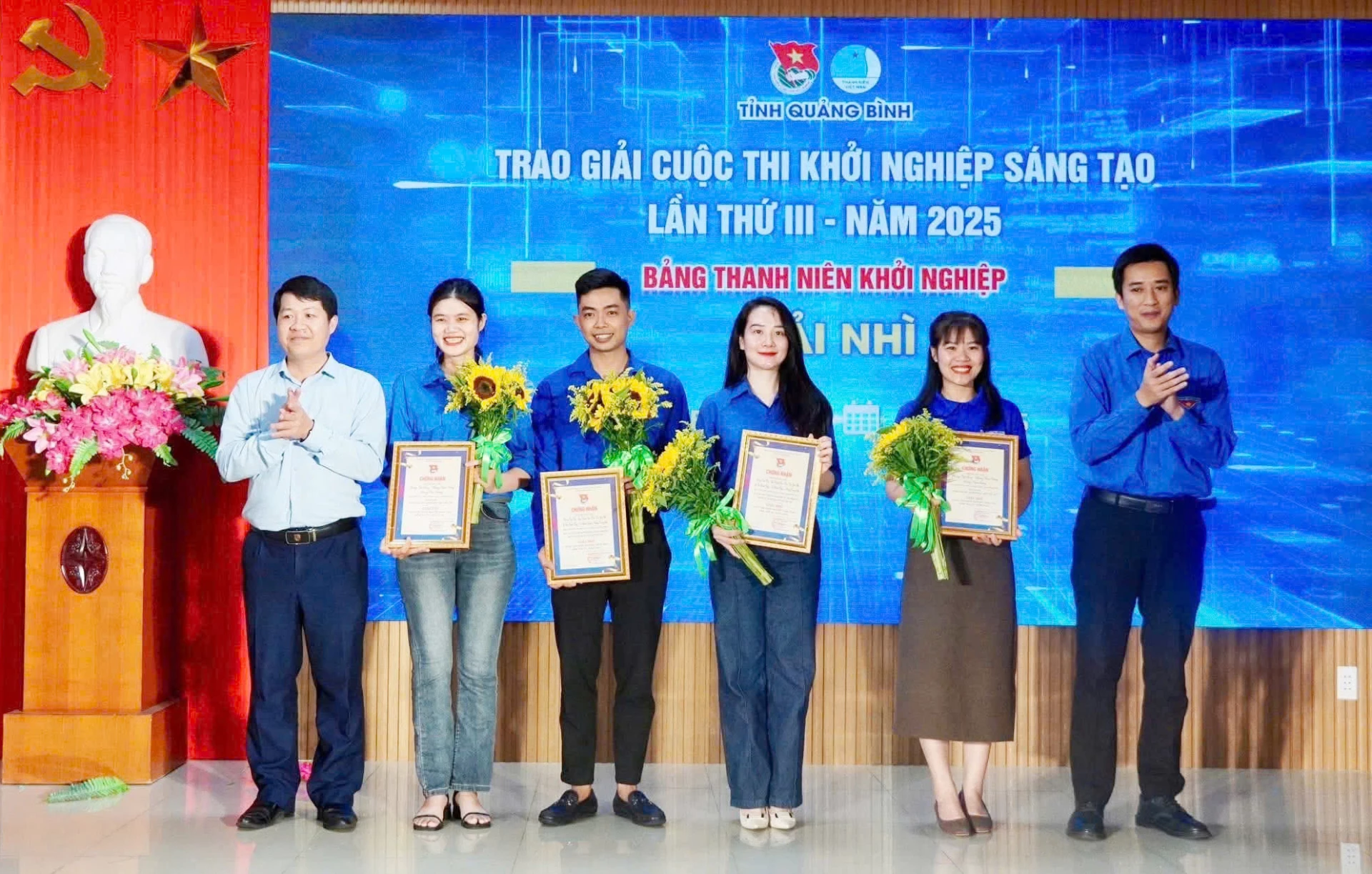 Chị Hoàng Thị Dung (thứ 2 từ bên phải sang) vinh dự nhận giải nhì cuộc thi khởi nghiệp sáng tạo do Tỉnh đoàn Quảng Bình (cũ) tổ chức vào tháng 6/2025 - Ảnh: L.M