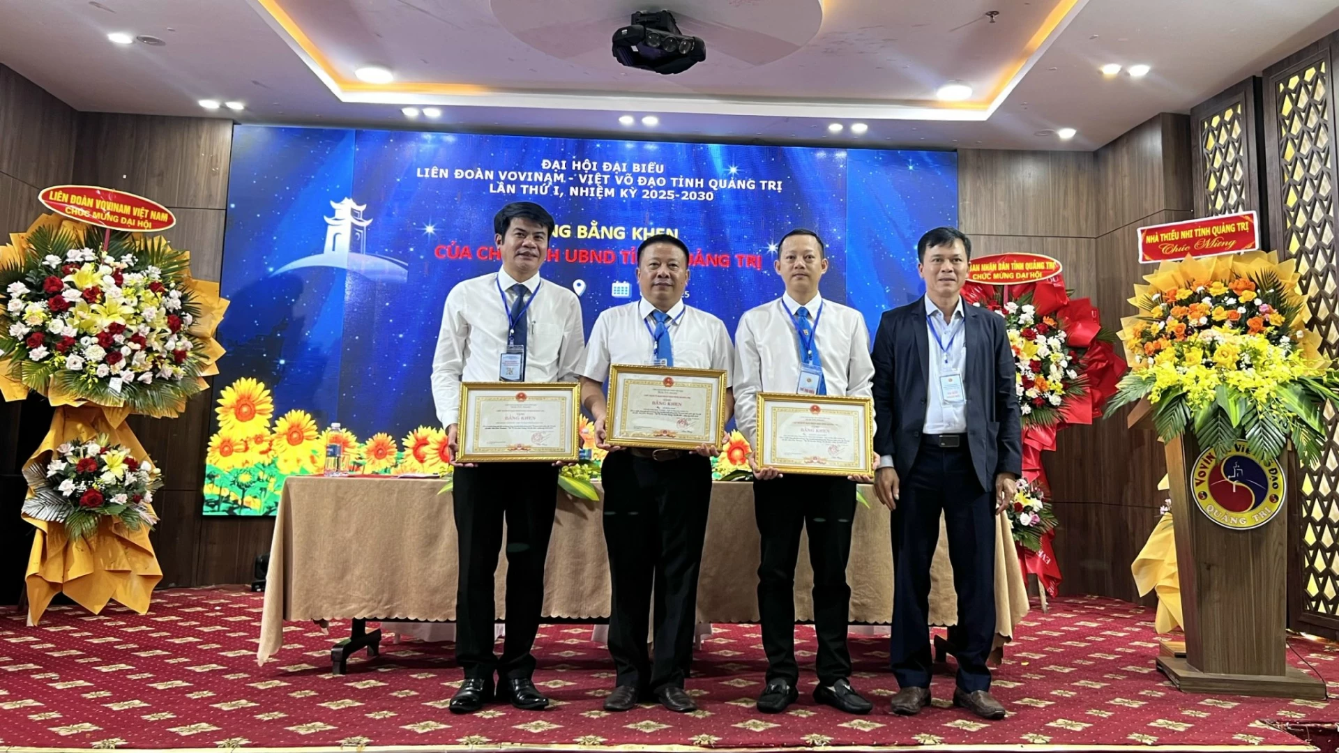 Đại diện tập thể Liên đoàn Vovinam – Việt Võ Đạo tỉnh Quảng Trị và 2 cá nhân vinh dự nhận Bằng khen của Chủ tịch UBND tỉnh vì đã có nhiều đóng góp tích cực trong công tác phát triển phong trào Vovinam tỉnh giai đoạn 2020 – 2025