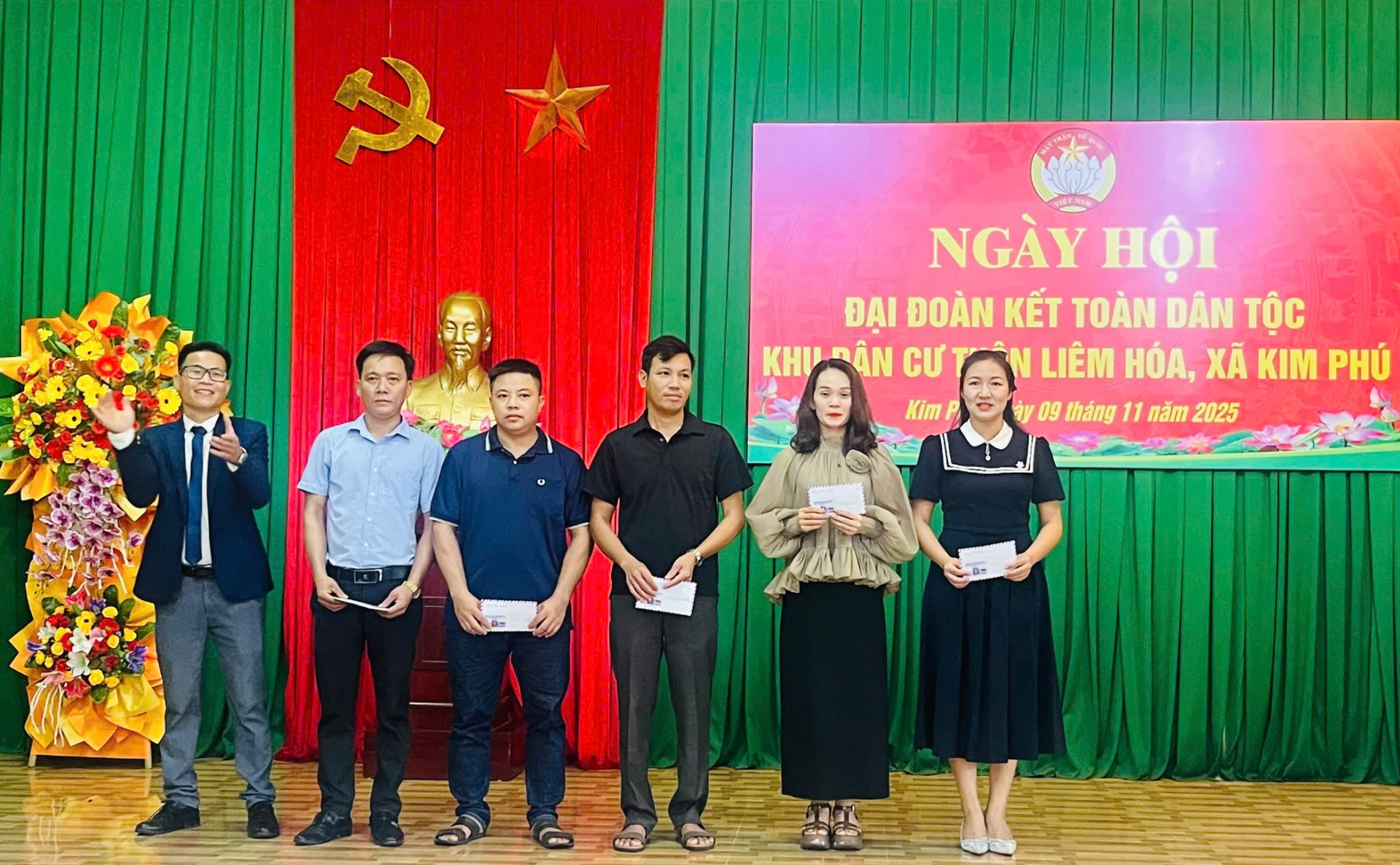 Nhiều hộ gia đình, cá nhân tiêu biểu trong thực hiện các phong trào thi đua yêu nước ở thôn Liêm Hóa được vinh danh tại Ngày hội Đại đoàn kết toàn dân tộc. Ảnh: X.P