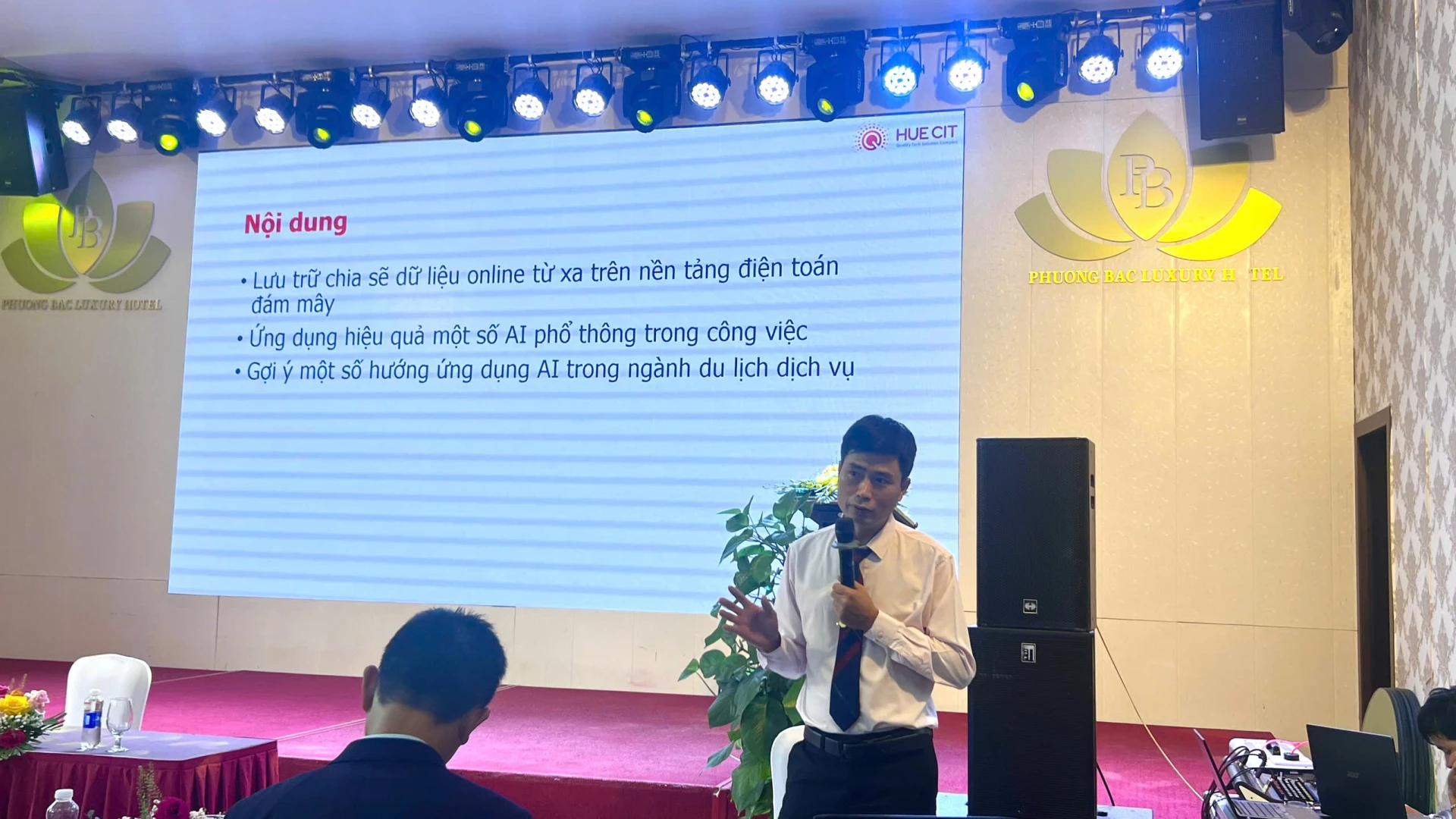 TS. Đỗ Xuân Huyền – Trung tâm Công nghệ thông tin thành phố Huế giảng dạy tại lớp tập huấn - Ảnh: H.T