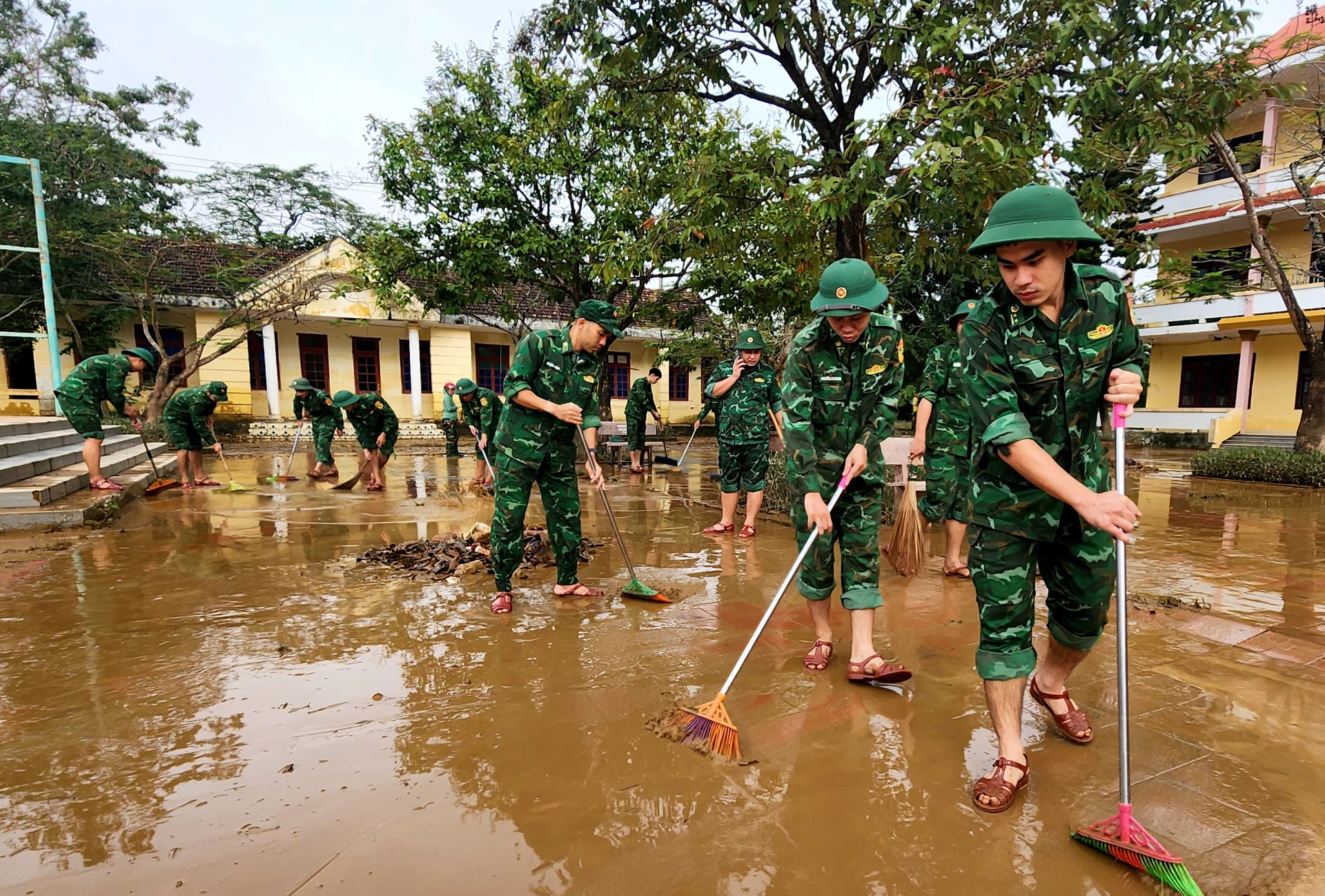 Bộ đội Biên phòng tỉnh vệ sinh trường học tại địa bàn xã Lệ Thủy - Ảnh: T.L