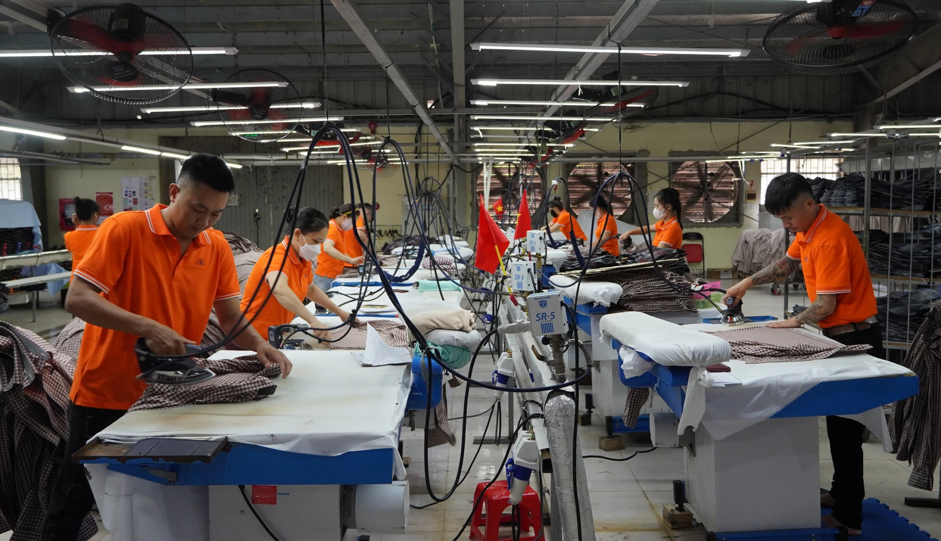 Hoạt động sản xuất công nghiệp, thương mại trên địa bàn xã Hoàn Lão tiếp tục ổn định và phát triển- Ảnh: L.M