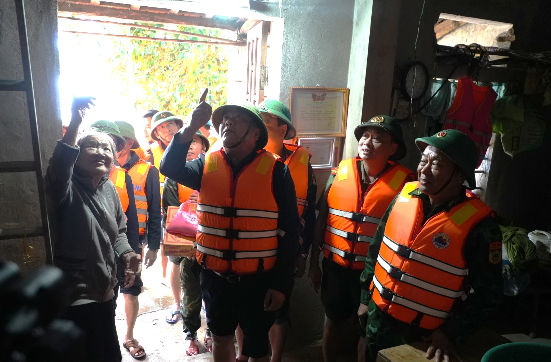 Đồng chí Chủ tịch UBND tỉnh Trần Phong thăm hỏi tình hình đời sống của người dân vùng ngập lụt thôn Đồng Tư, xã Trường Ninh - Ảnh: Trung Đức