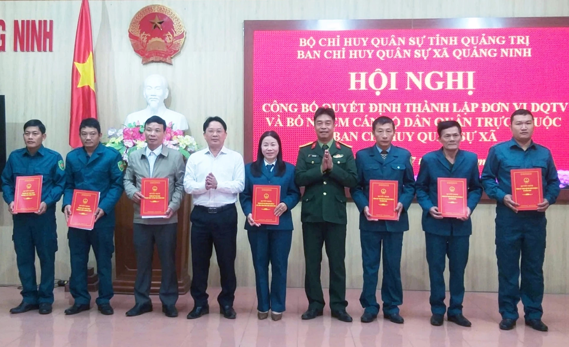 Lãnh đạo xã Quảng Ninh trao quyết định thành lập các đơn vị dân quân, tự vệ - Ảnh: L.C