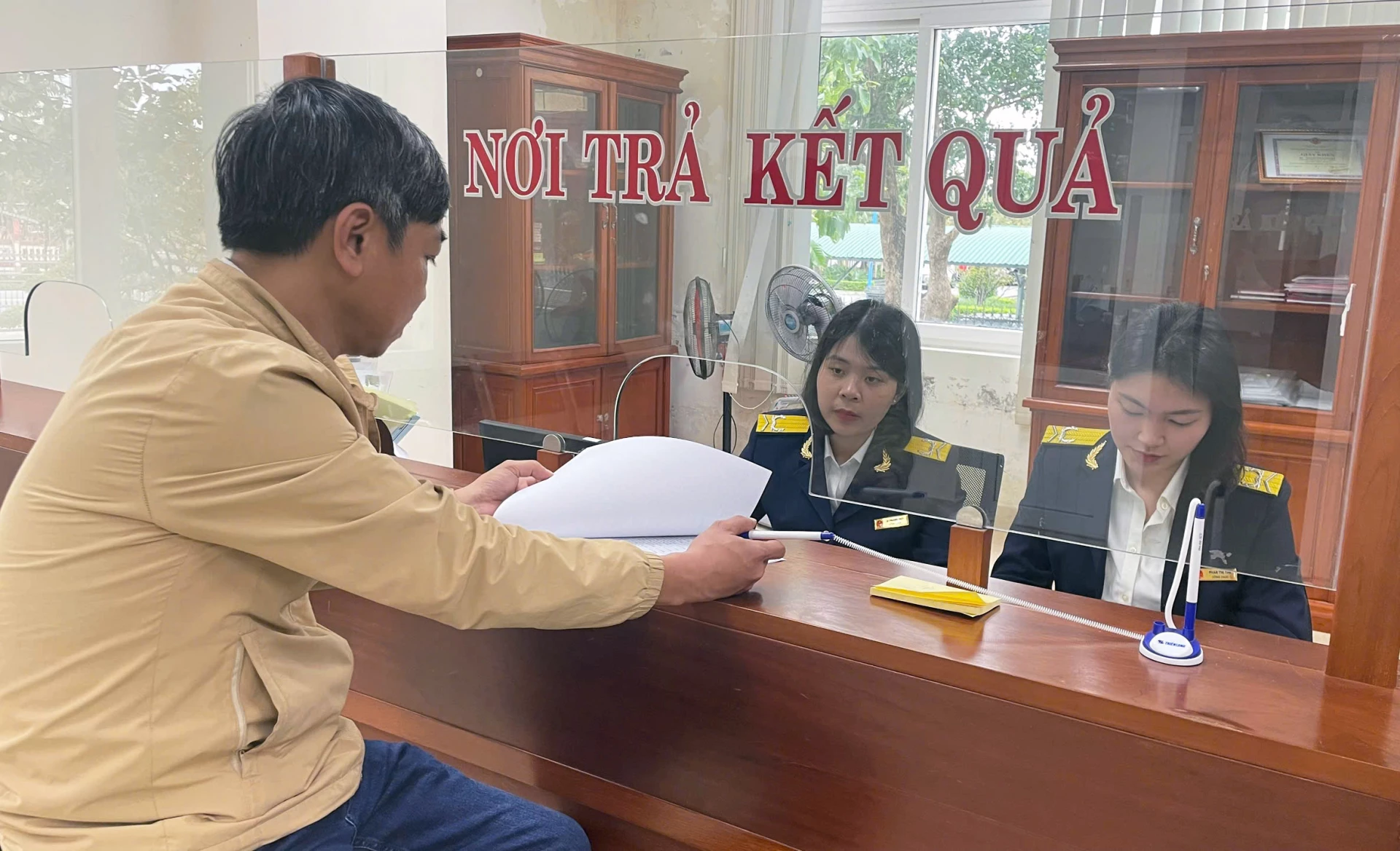 Cán bộ thuế hướng dẫn người dân thực hiện các thủ tục về thuế - Ảnh: L.C