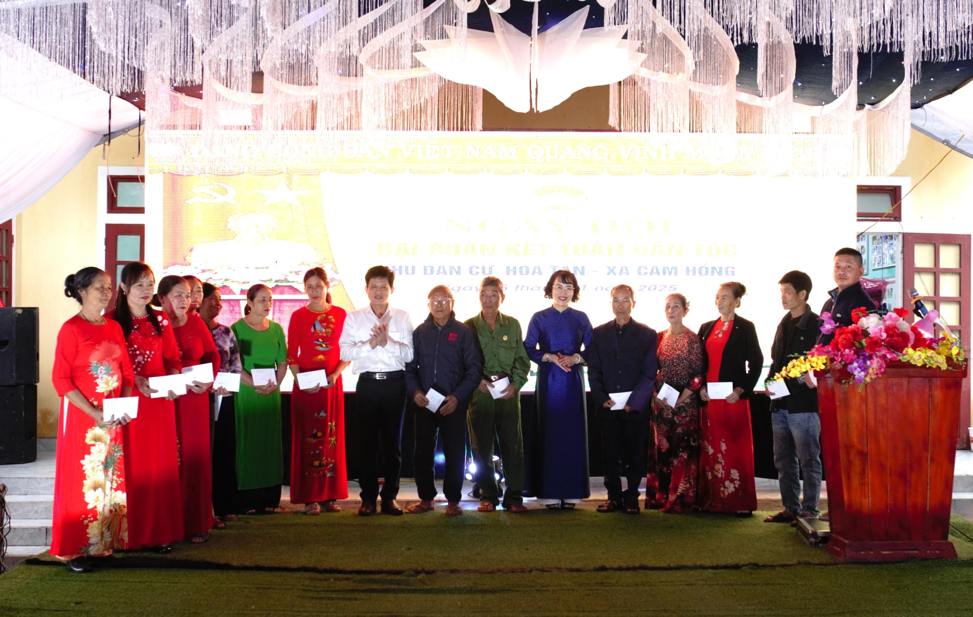 Lãnh đạo tỉnh trao quà cho các hộ gia đình có hoàn cảnh khó khăn thôn Hòa Tân - Ảnh: H.N