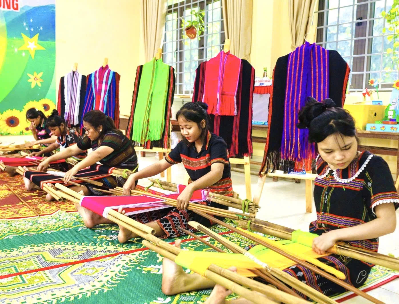 Học sinh Trường tiểu học và THCS A Túc tích cực với hoạt động của Câu lạc bộ Khởi nghiệp dệt, may mặc trang phục truyền thống - Ảnh: K.S