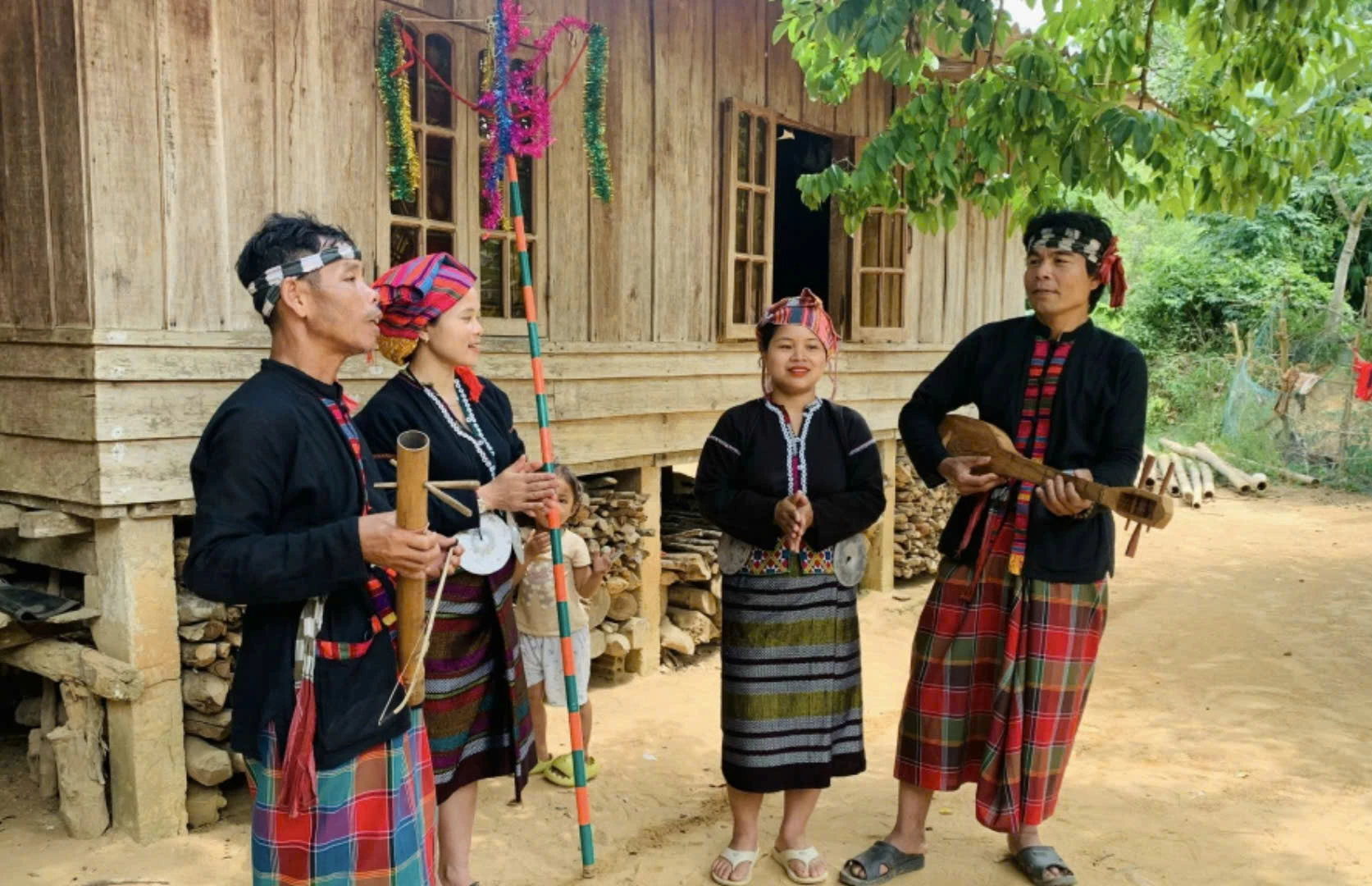 Các thành viên Câu lạc bộ văn hóa truyền thống khối 6, xã Khe Sanh tập luyện văn nghệ - Ảnh: K.S