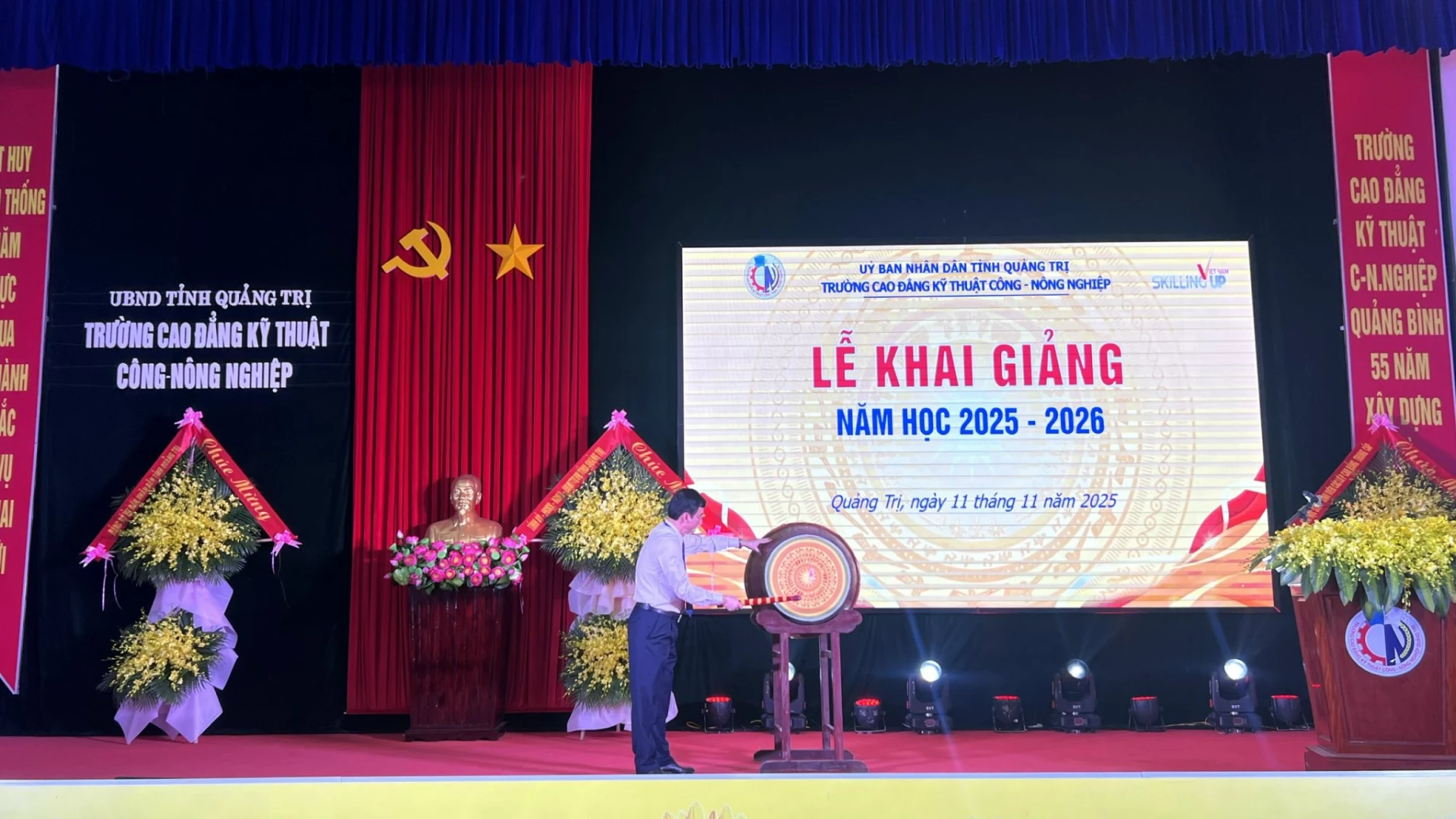 Th.S Đào Hoài Linh - Bí thư Đảng ủy, Hiệu trưởng Trường Cao đẳng Kỹ thuật Công - Nông nghiệp Quảng Trị đánh trống khai giảng năm học 2025 – 2026