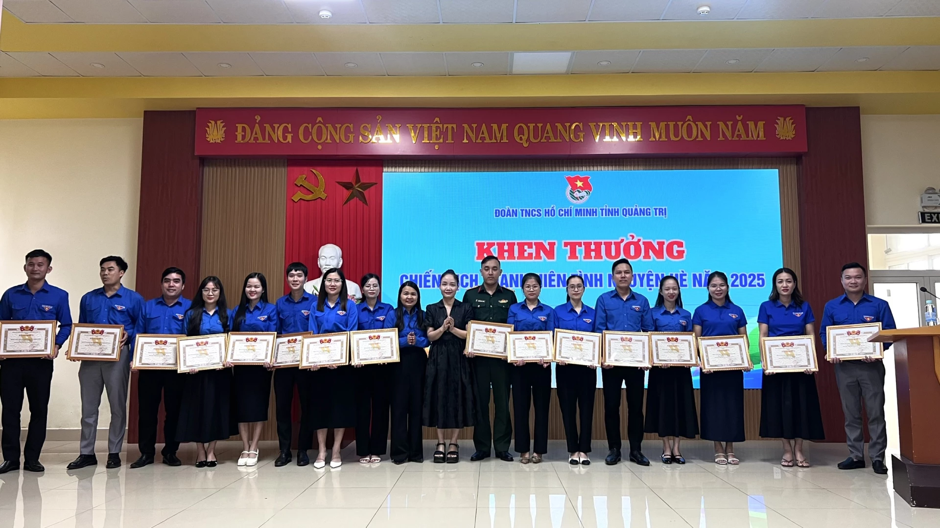 Ban Thường vụ Tỉnh Đoàn Quảng Trị tặng bằng khen cho 17 tập thể và 13 cá nhân đã có thành tích xuất sắc trong Chiến dịch thanh niên tình nguyện Hè năm 2025 - Ảnh: H.T