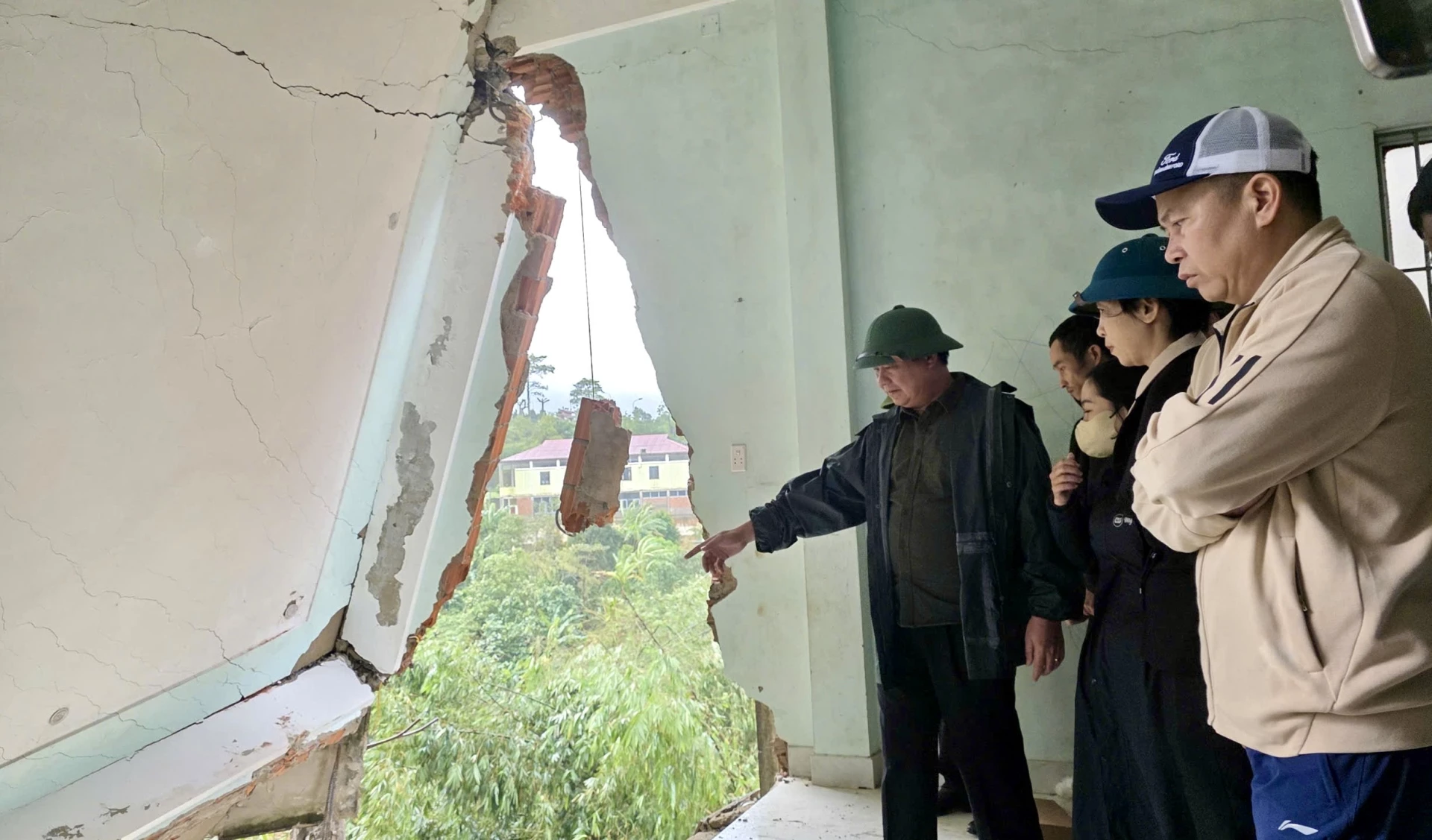 Thứ trưởng Bộ Nông nghiệp và Môi trường Võ Văn Hưng (bên trái) khảo sát khu vực sạt lở - Ảnh: H.N