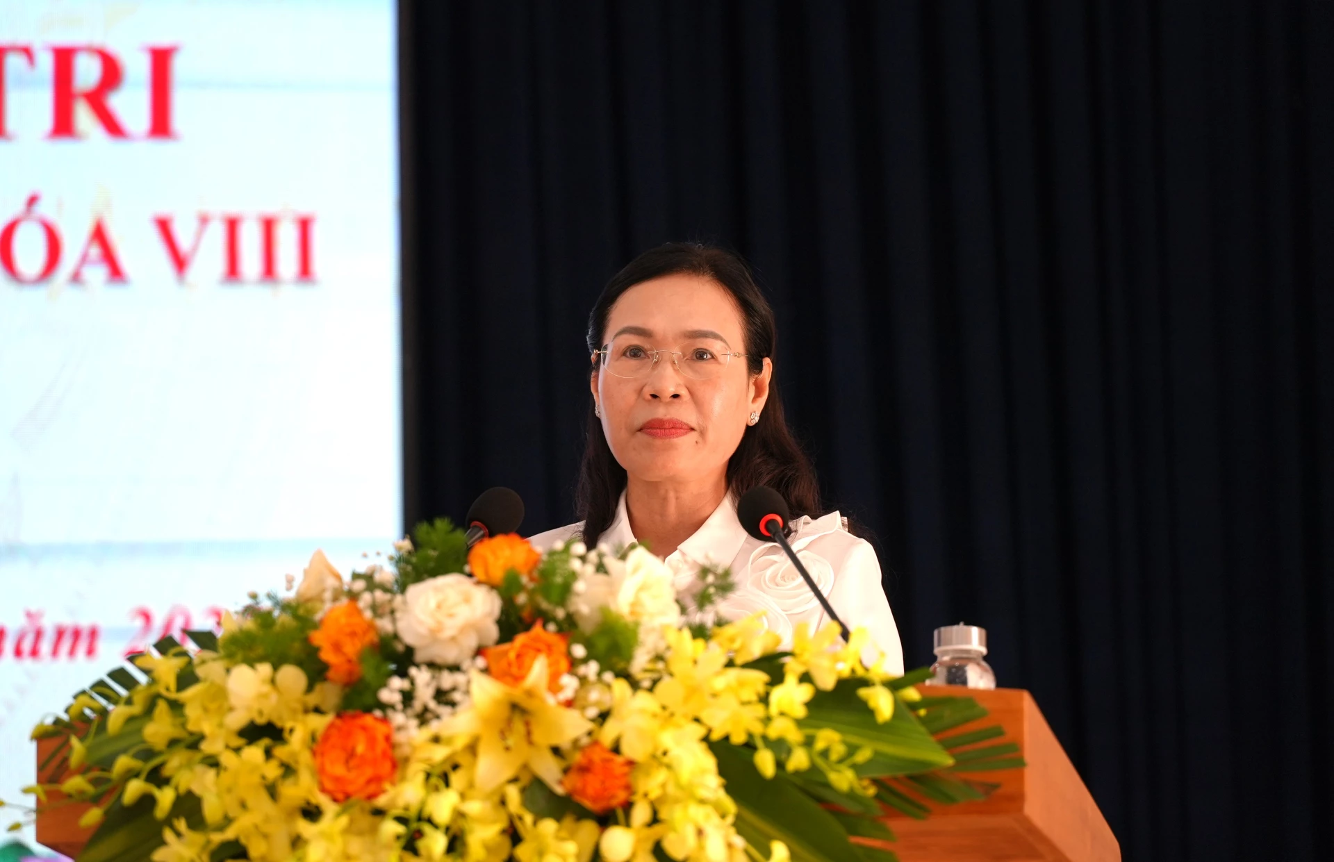 Bà Phạm Thị Hân, Bí thư Đảng ủy phường Đồng Hới trả lời, làm rõ một số vấn đề mà cử tri quan tâm - Ảnh: Trung Đức