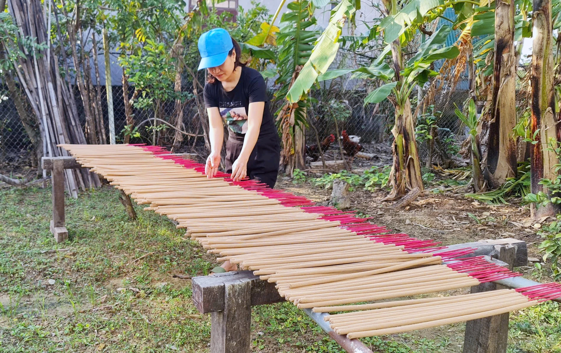 Nghề làm nhang trầm ở thôn Hiển Vinh, xã Ninh Châu - Ảnh: L.CHI