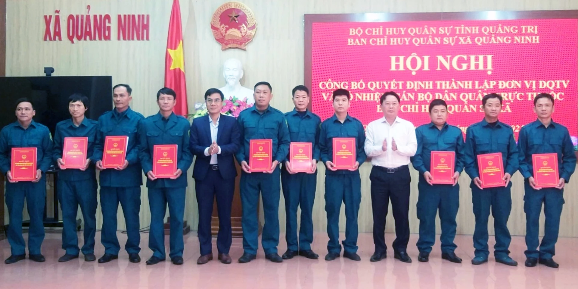 Lãnh đạo xã Quảng Ninh trao quyết định thành lập các đơn vị dân quân, tự vệ - Ảnh: L.C