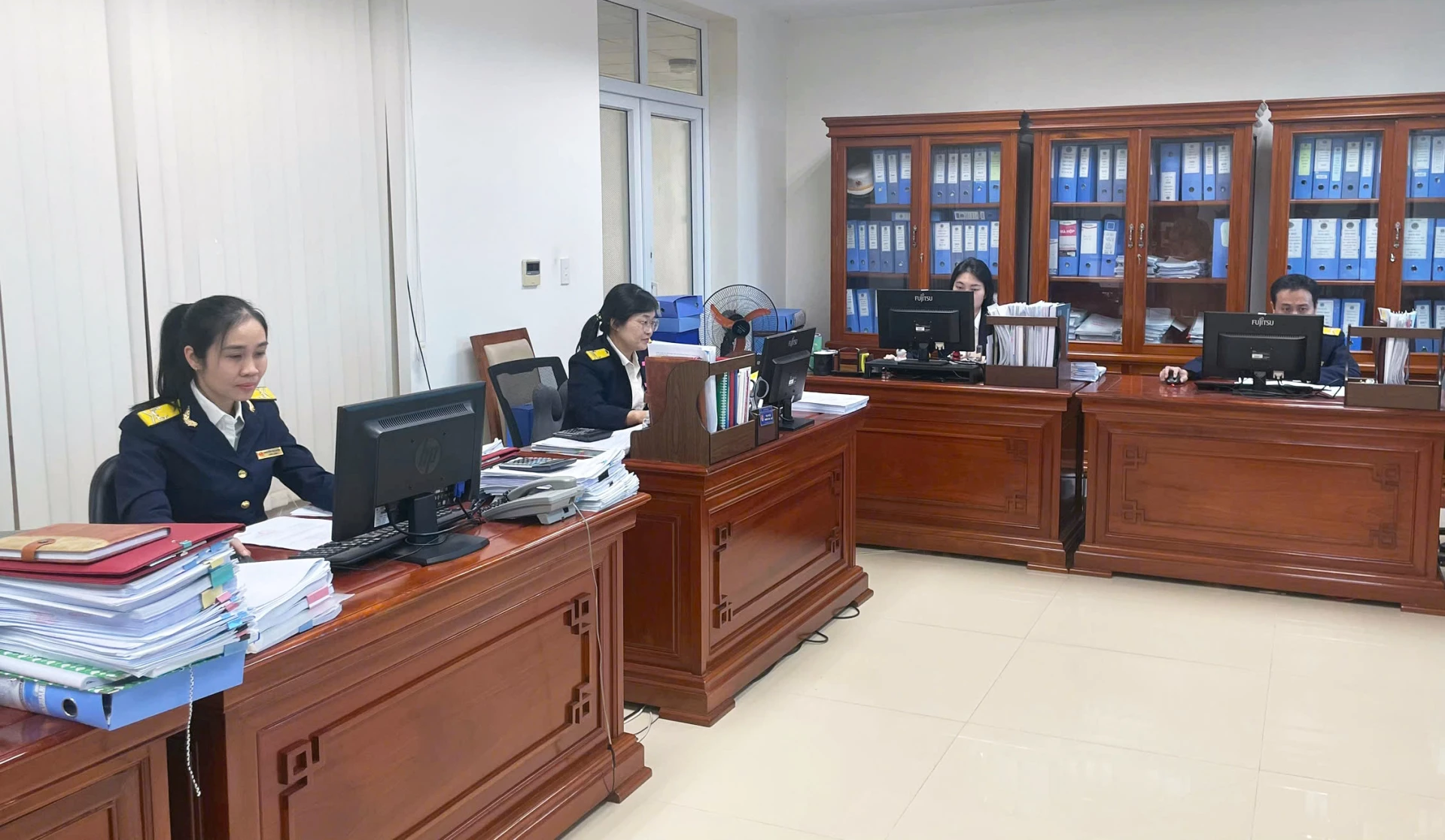 Ngành Thuế thực hiện rà soát chuẩn hóa dữ liệu, lập danh sách hộ kinh doanh chuyển đổi - Ảnh: L.C