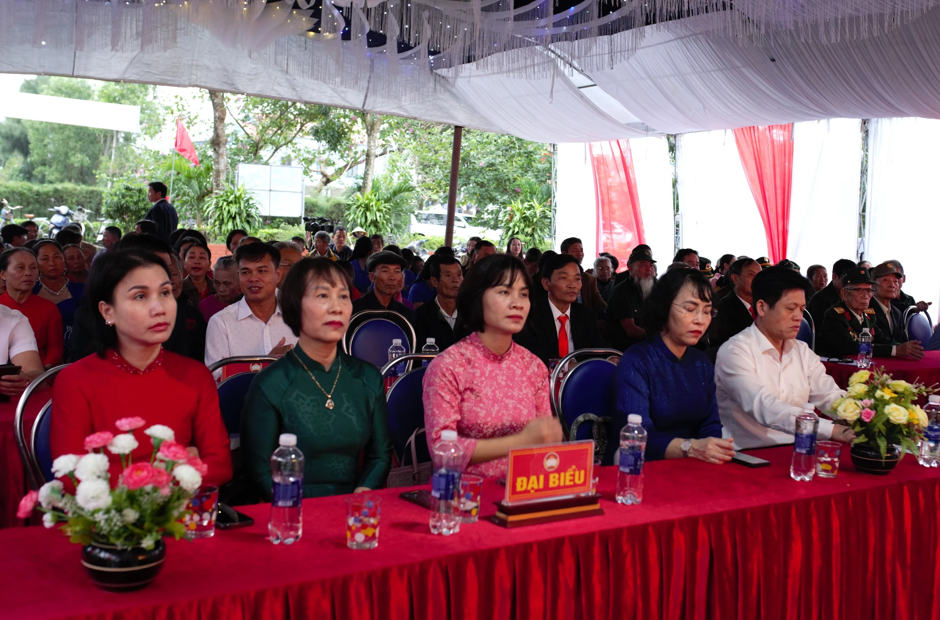 Đại biểu dự Ngày hội Đại đoàn kết toàn dân tộc tại thôn Hòa Tân -Ảnh: H.N