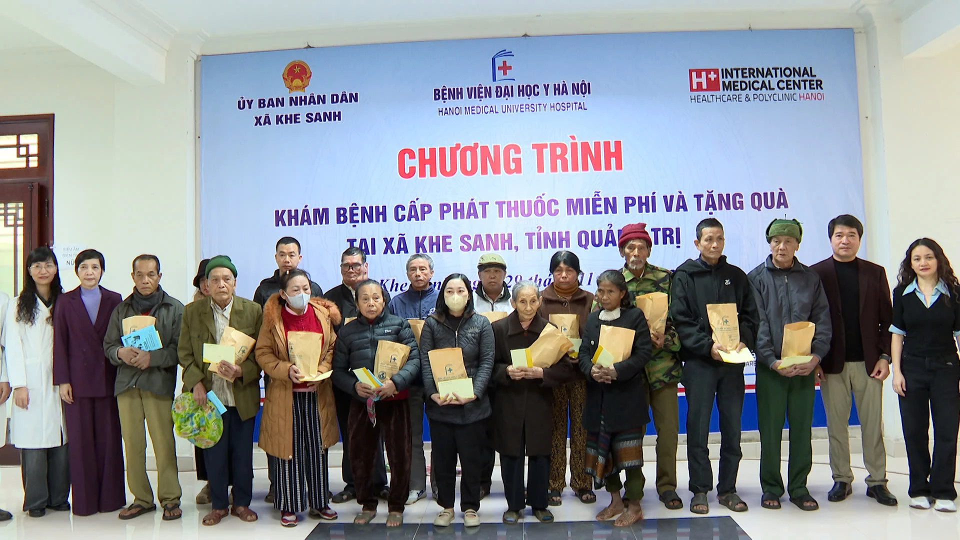 Bệnh viện Đại học Y Hà Nội cùng mạnh thường quân trao cho các hộ dân có hoàn cảnh khó khăn - Ảnh Phước Đạt