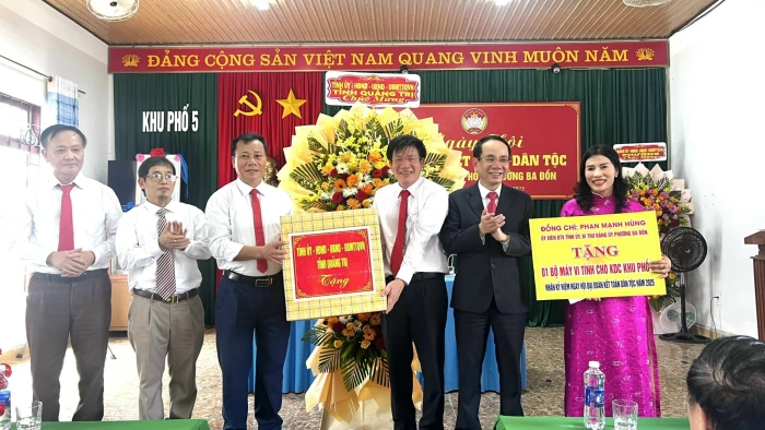 Sôi nổi 'Ngày hội đại đoàn kết toàn dân tộc' ở khu phố 5, phường Ba Đồn