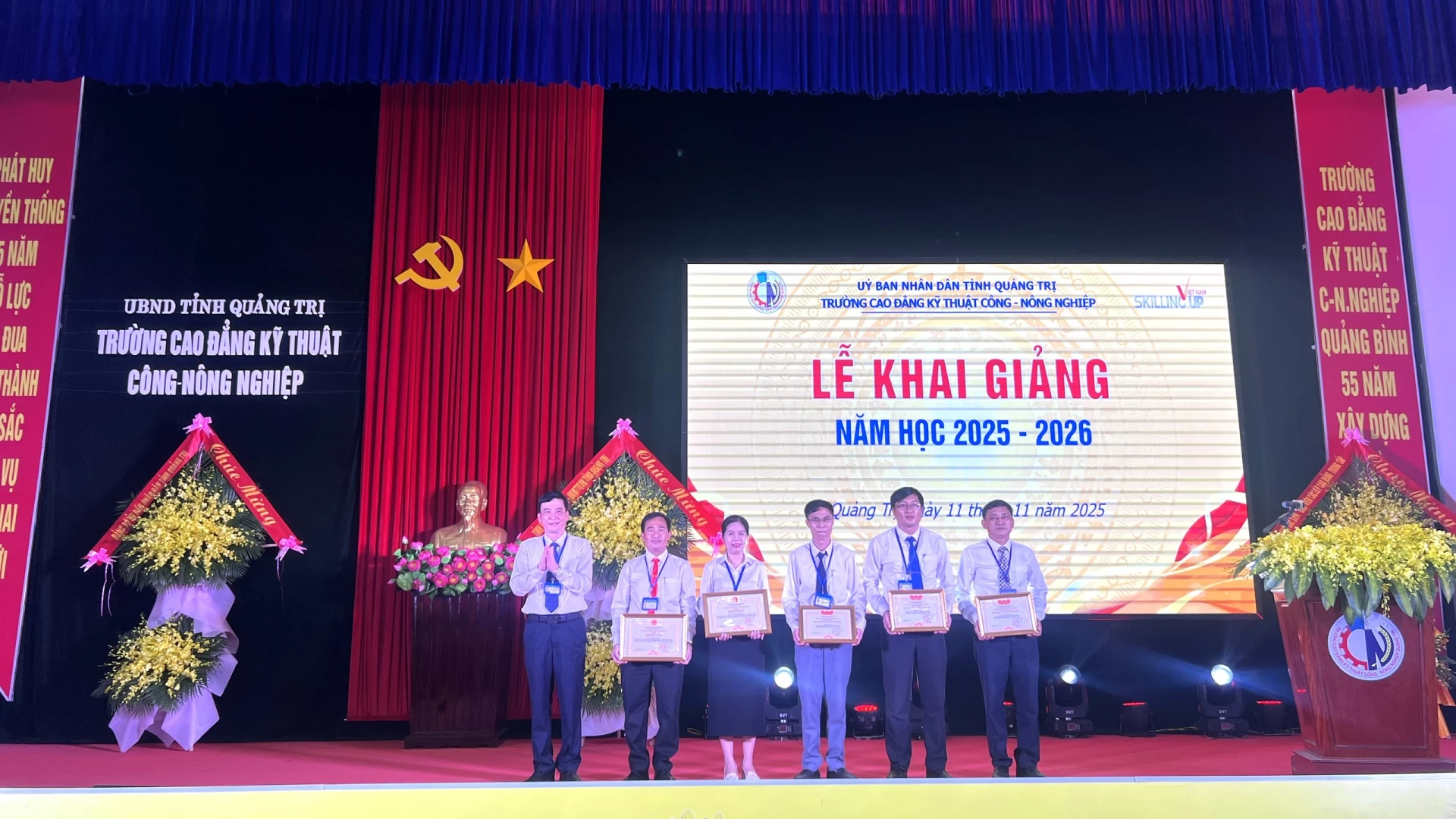 Tập thể và cá nhân Trường Cao đẳng Kỹ thuật Công - Nông nghiệp Quảng Trị nhận bằng khen của Chủ tịch UBND tỉnh