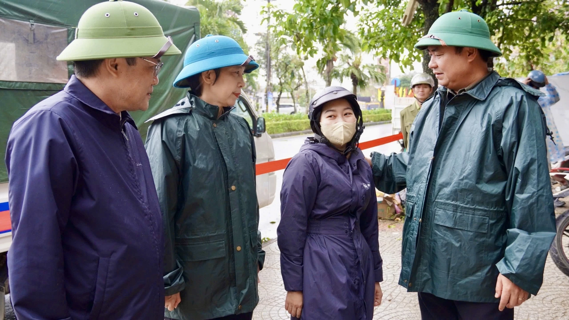 Đoàn công tác Bộ Nông nghiệp và Môi trường cùng lãnh đạo tỉnh thăm hỏi, động viên người dân vùng sạt lở - Ảnh: H.N