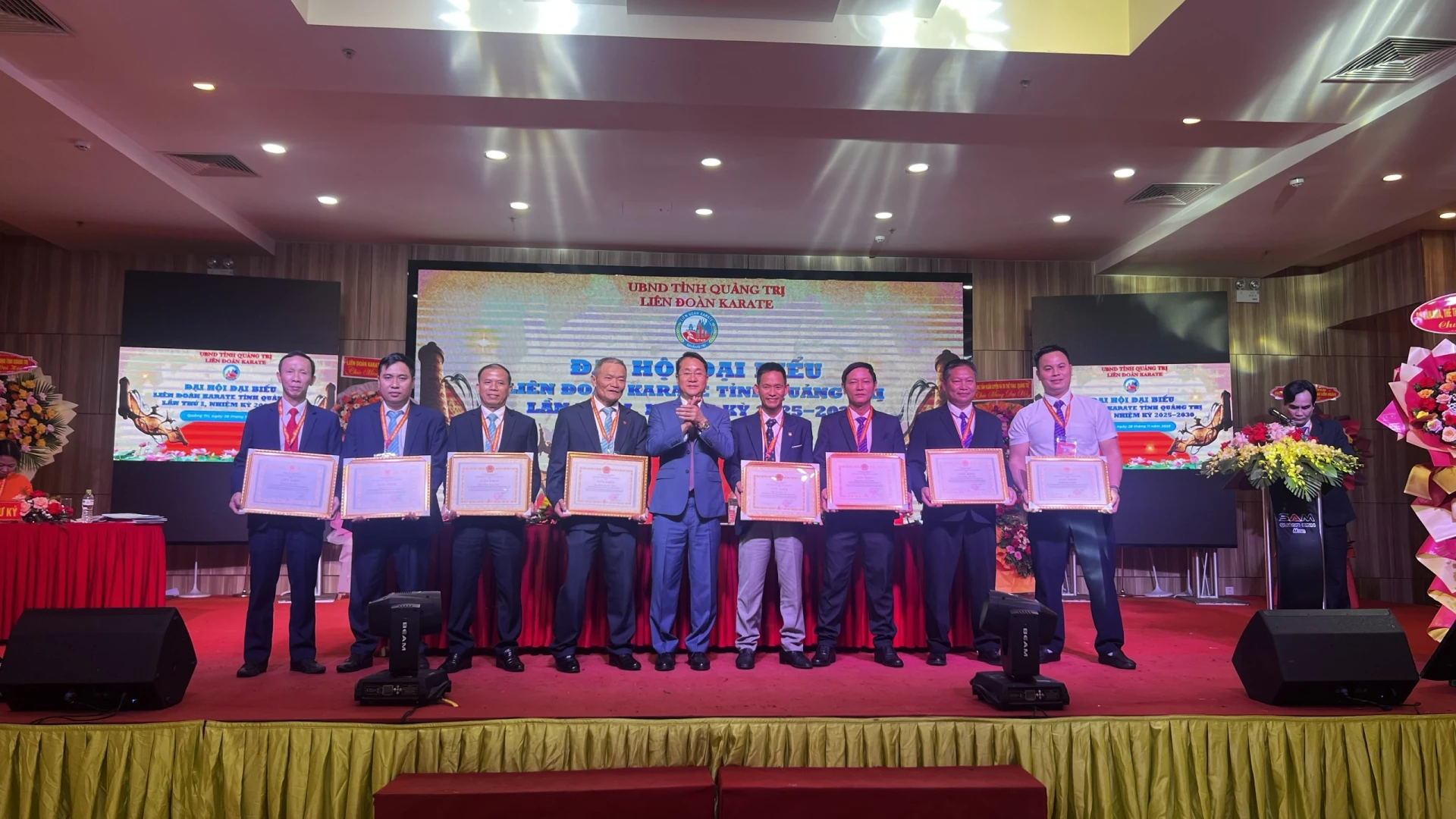 Cục trưởng Cục thể thao Việt Nam đã tặng giấy khen cho 8 cá nhân đã có thành tích xuất sắc đóng góp trong công tác tổ chức, huấn luyện, phát triển Phong trào Karate tại địa phương và khu vực miền Trung giai đoạn 2020 – 2025 - Ảnh: H.T