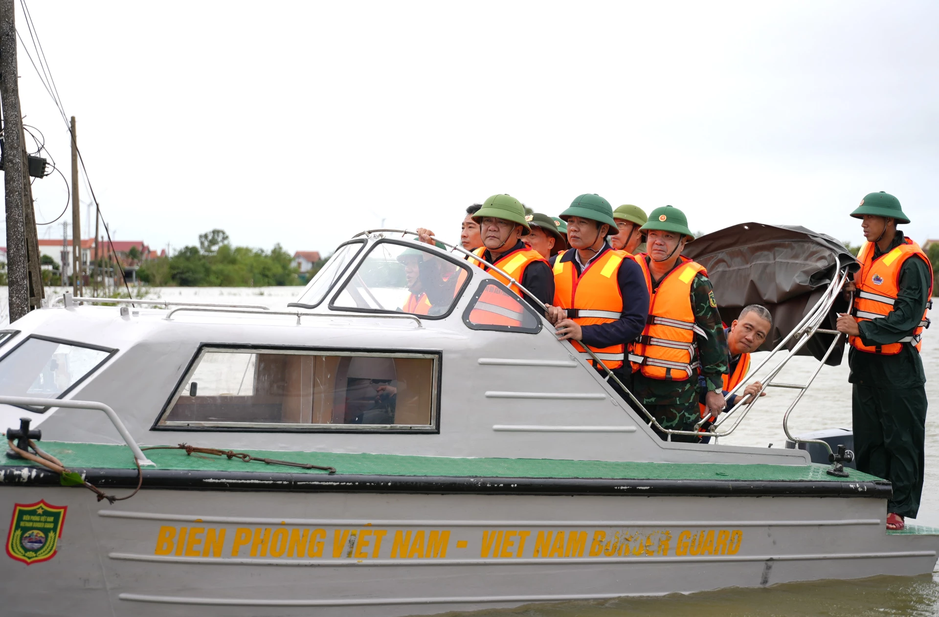 Đồng chí Chủ tịch UBND tỉnh Trần Phong kiểm tra công tác khắc phục hậu quả mưa lũ tại xã Ninh Châu - Ảnh: Trung Đức