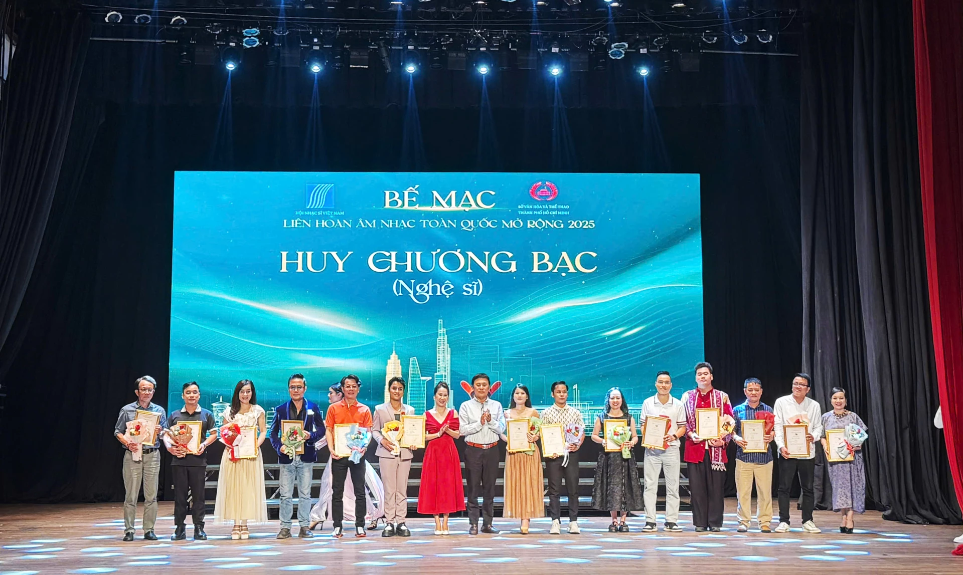 Các nghệ sĩ được vinh danh tại liên hoan - Ảnh: N.V