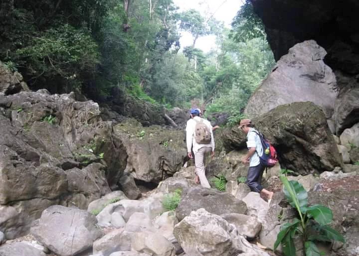 Các thầy giáo băng rừng, vượt suối vào bản Dốc Mây - Ảnh: NVCC