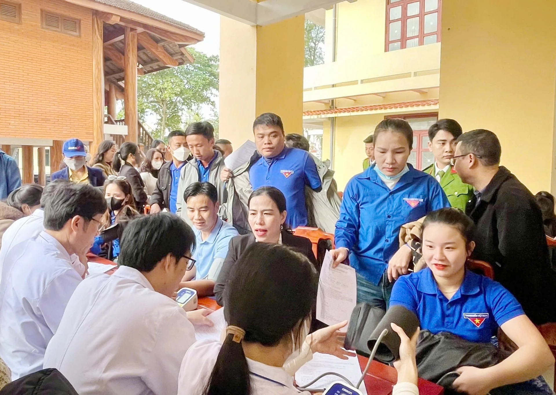 Ngày hội hiến máu tình nguyện năm 2025 tại xã Đồng Lê đã thu hút trên 300 người tham gia - Ảnh: X.V