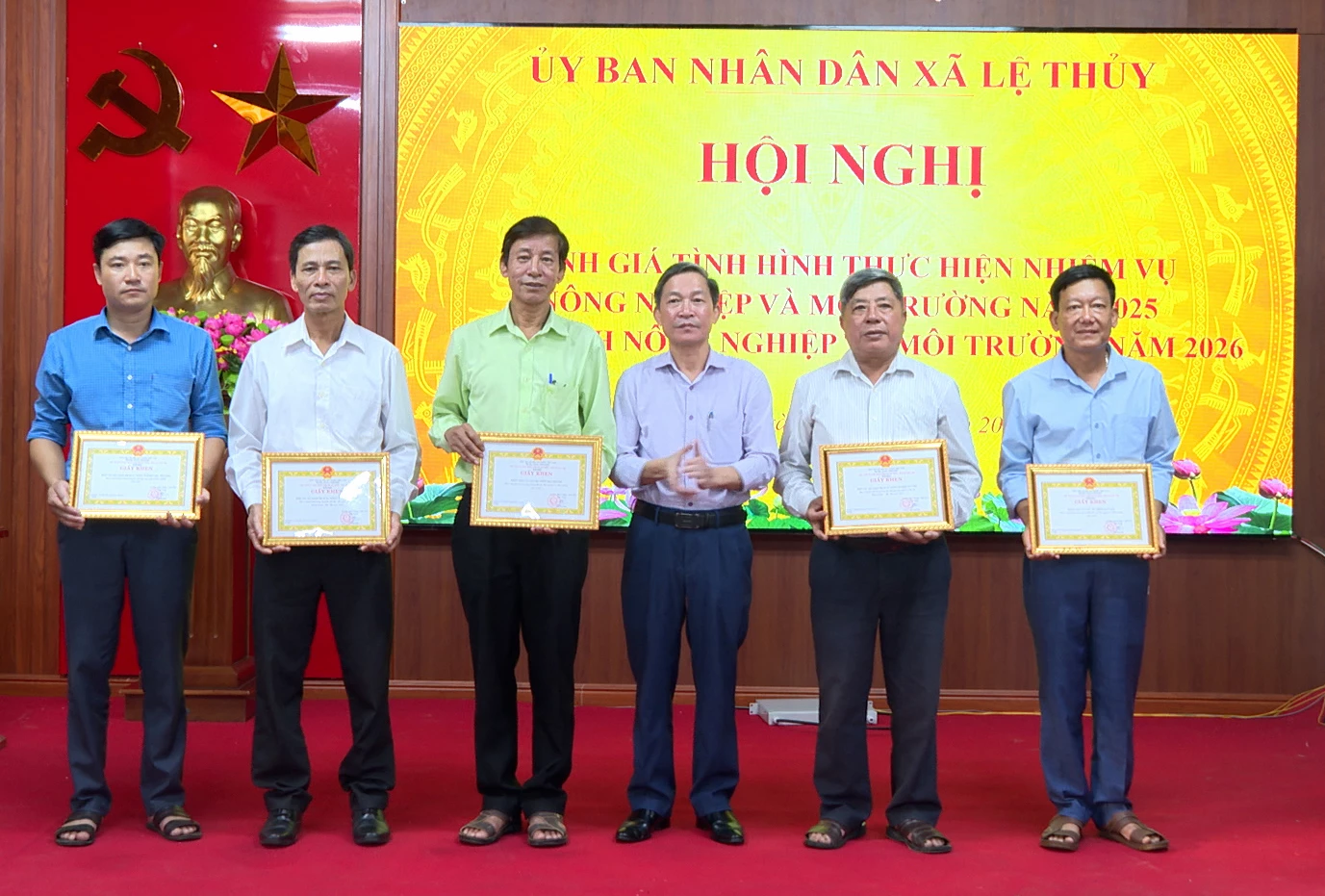 Đại diện lãnh đạo xã Lệ Thủy trao giấy khen cho các tập thể có thành tích trong chỉ đạo sản xuất Nông nghiệp và Môi trường tại địa phương - Ảnh: N.H