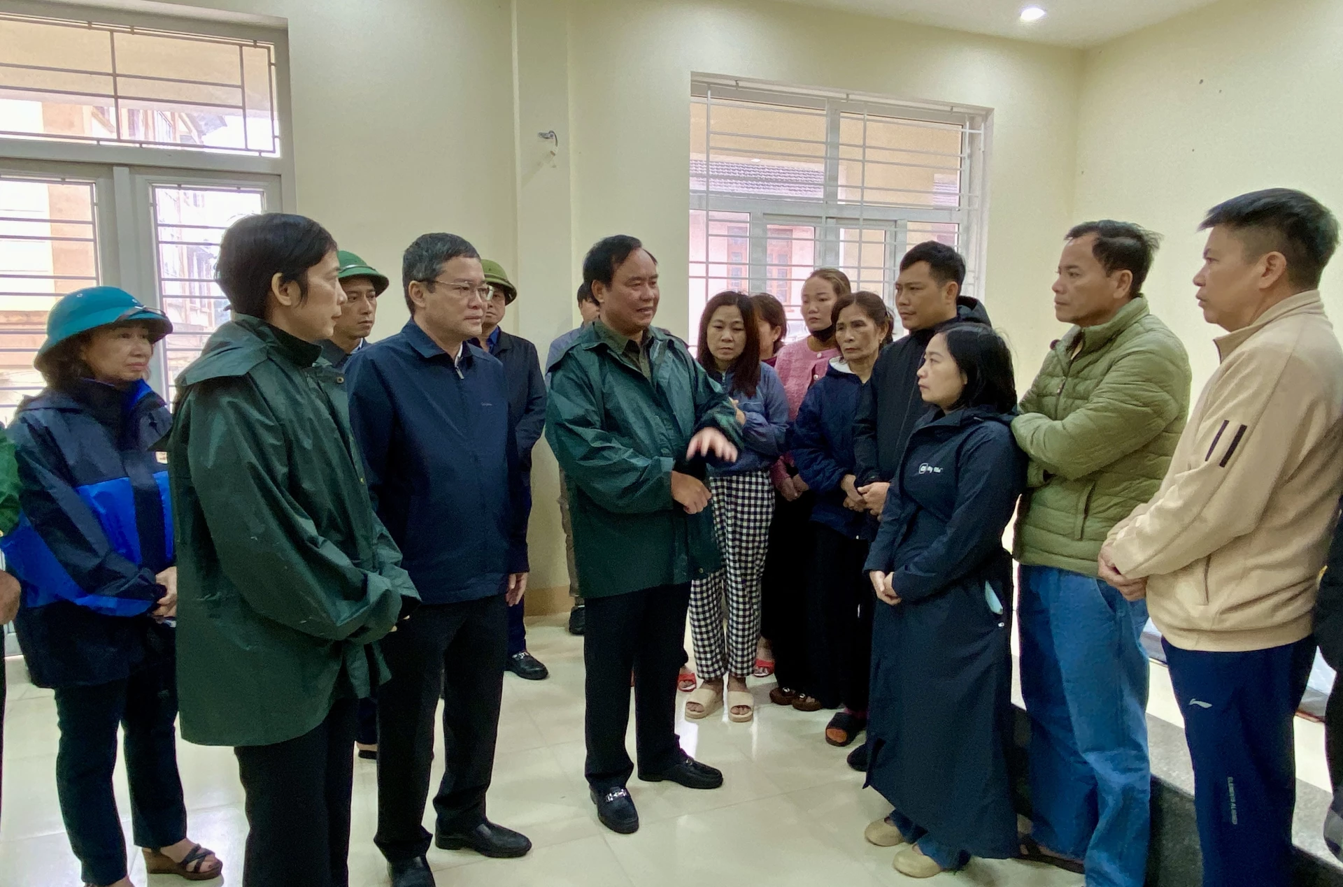 Đoàn công tác Bộ Nông nghiệp và Môi trường cùng lãnh đạo tỉnh thăm hỏi, động viên người dân vùng sạt lở - Ảnh: H.N