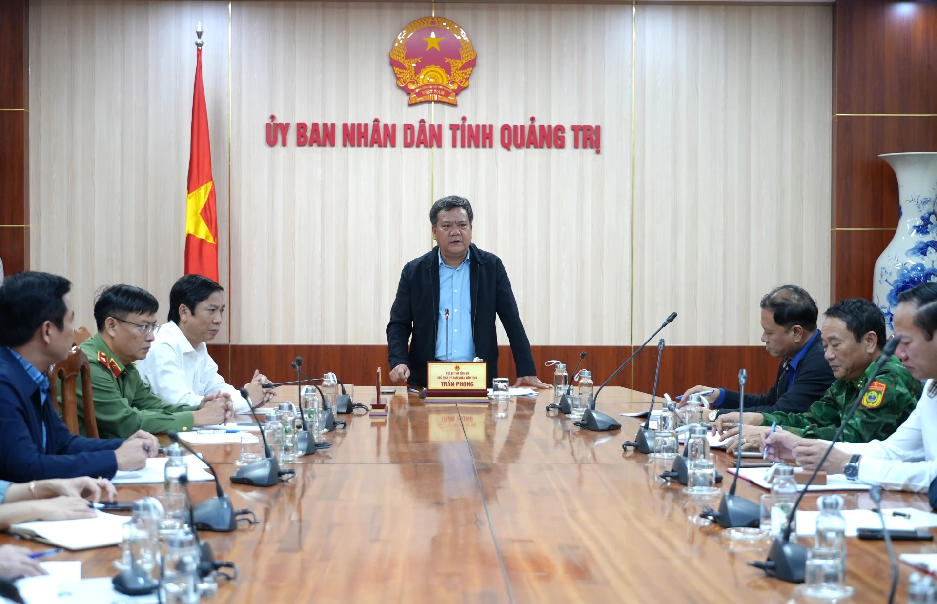 Đồng chí Chủ tịch UBND tỉnh Trần Phong yêu cầu chính quyền địa phương và các lực lượng khẩn trương ứng phó với mưa lũ, đảm bảo an toàn cho người dân - Ảnh: Trung Đức